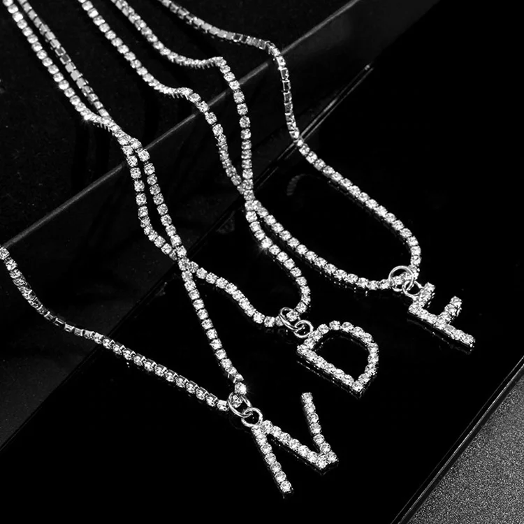 
Модное ожерелье с подвеской из страз с буквами инициала 