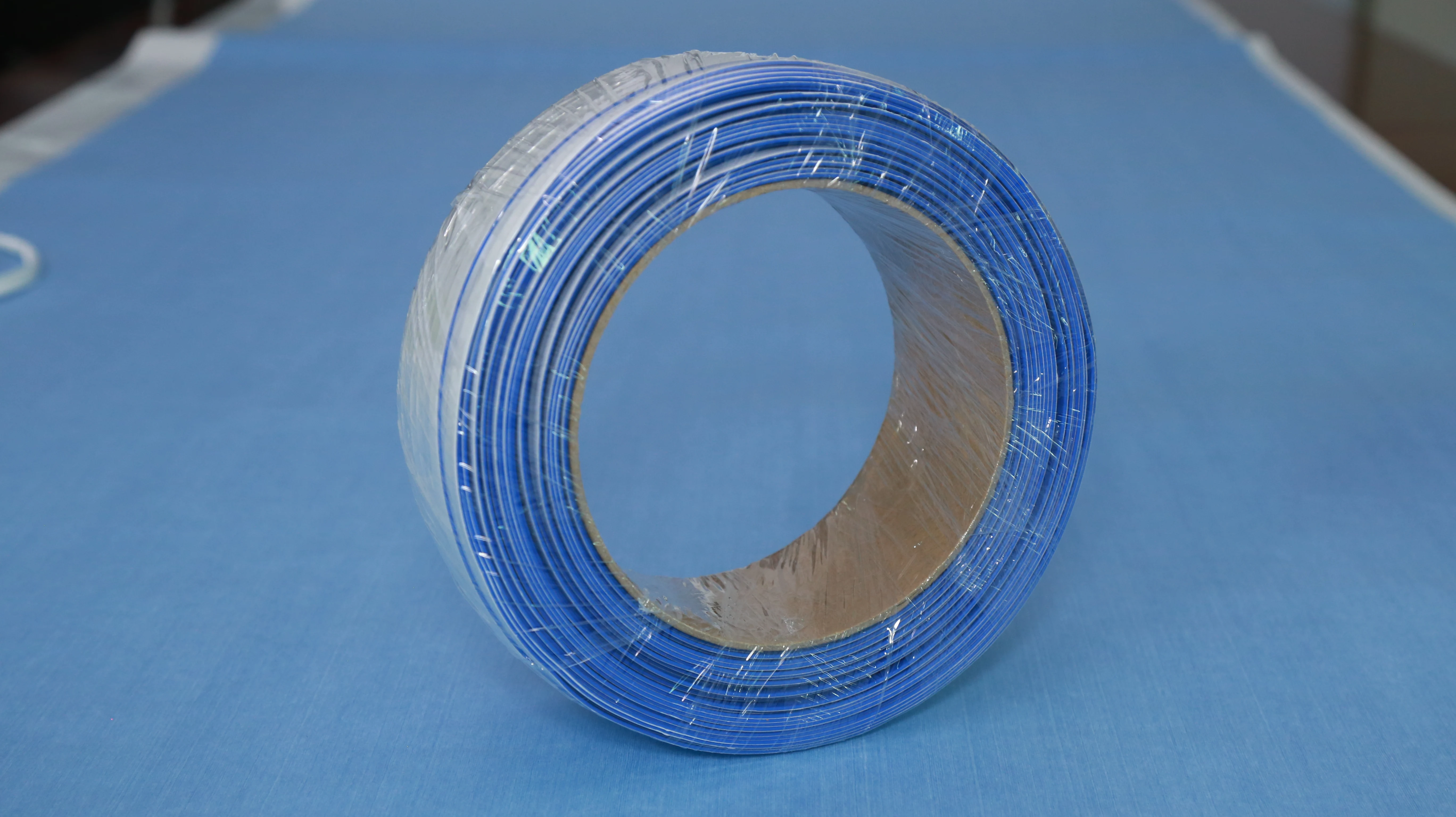 
 Синий стержень с клейкой поверхностью (с гальваническим покрытием из пластика и железа  