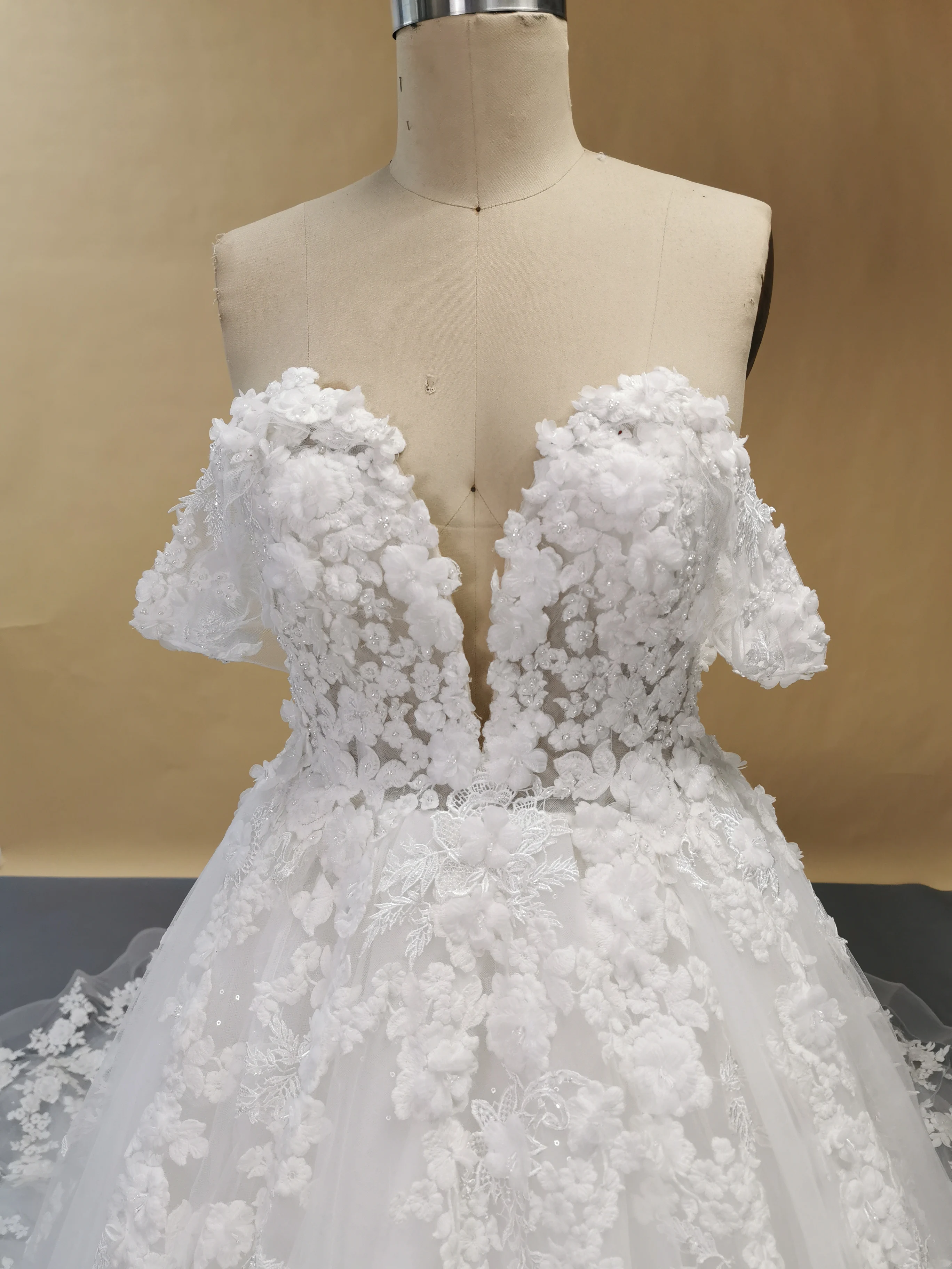 
 Современные элегантные кружевные свадебные платья-трапеции цвета слоновой кости с глубоким v-образным вырезом и открытыми плечами и 3D цветами  