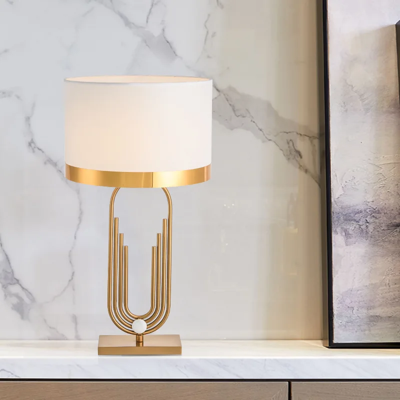 
Американская Роскошная Настольная лампа с тканевым абажуром, декоративная настольная лампа в стиле постмодерн для спальни, гостиницы, гостевой комнаты 