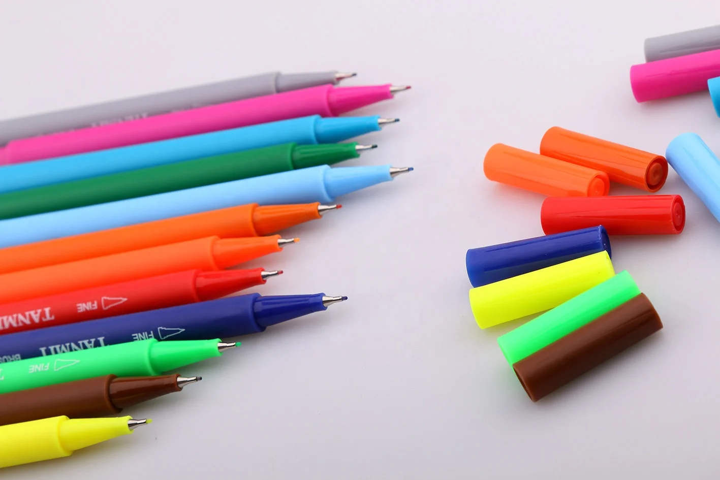 
Цветные маркеры разных цветов, двусторонняя кисть для акварели с тонким кончиком и толстой кистью для хайлайтера 
