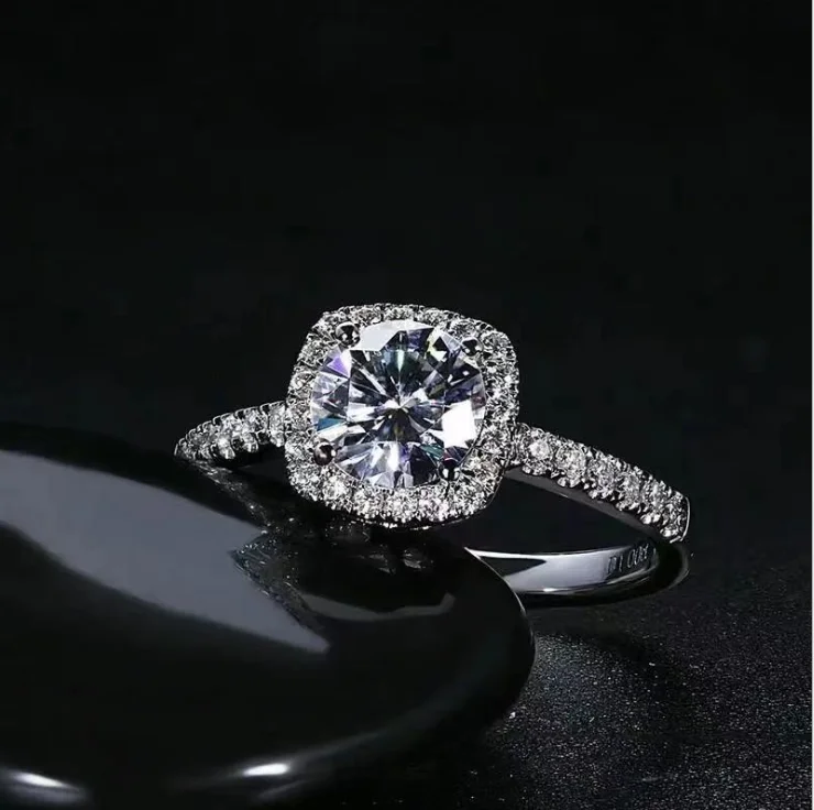 
 Новое роскошное кольцо со сверкающими бриллиантами для подарка девушке на День святого Валентина  