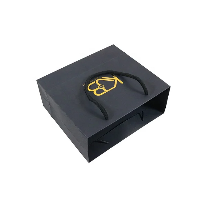 
Экологичный черный картонный бумажный пакет с золотой печатью горячего тиснения для упаковки ювелирных изделий 