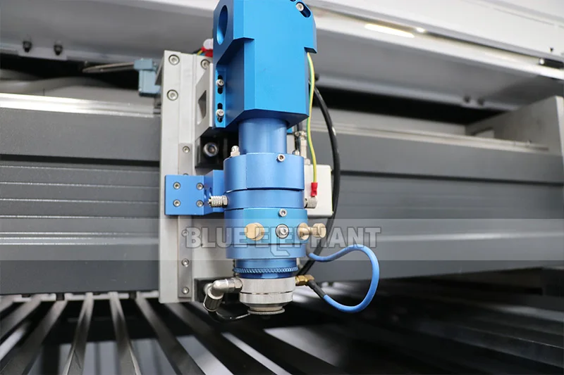 
 Широко используемая co2 металлическая лазерная машина для резки листового металла и рекламной промышленности  