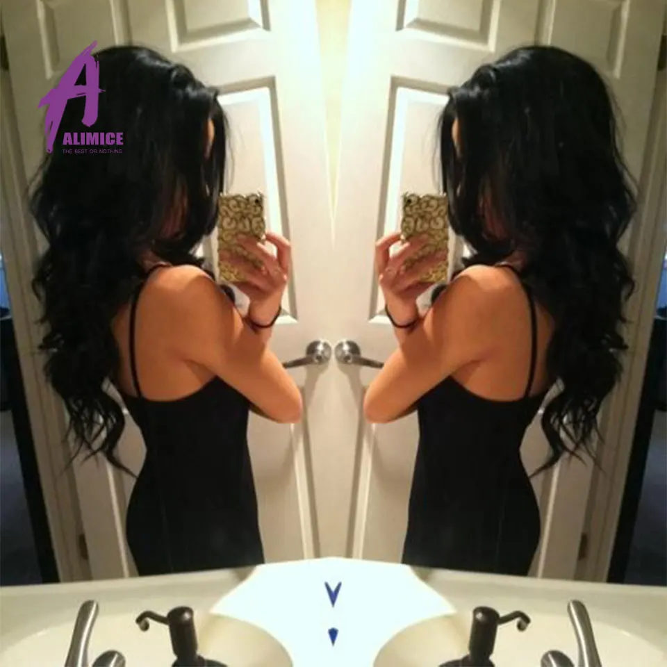 Молодая девушка с длинными черными волосами голая перед зеркалом