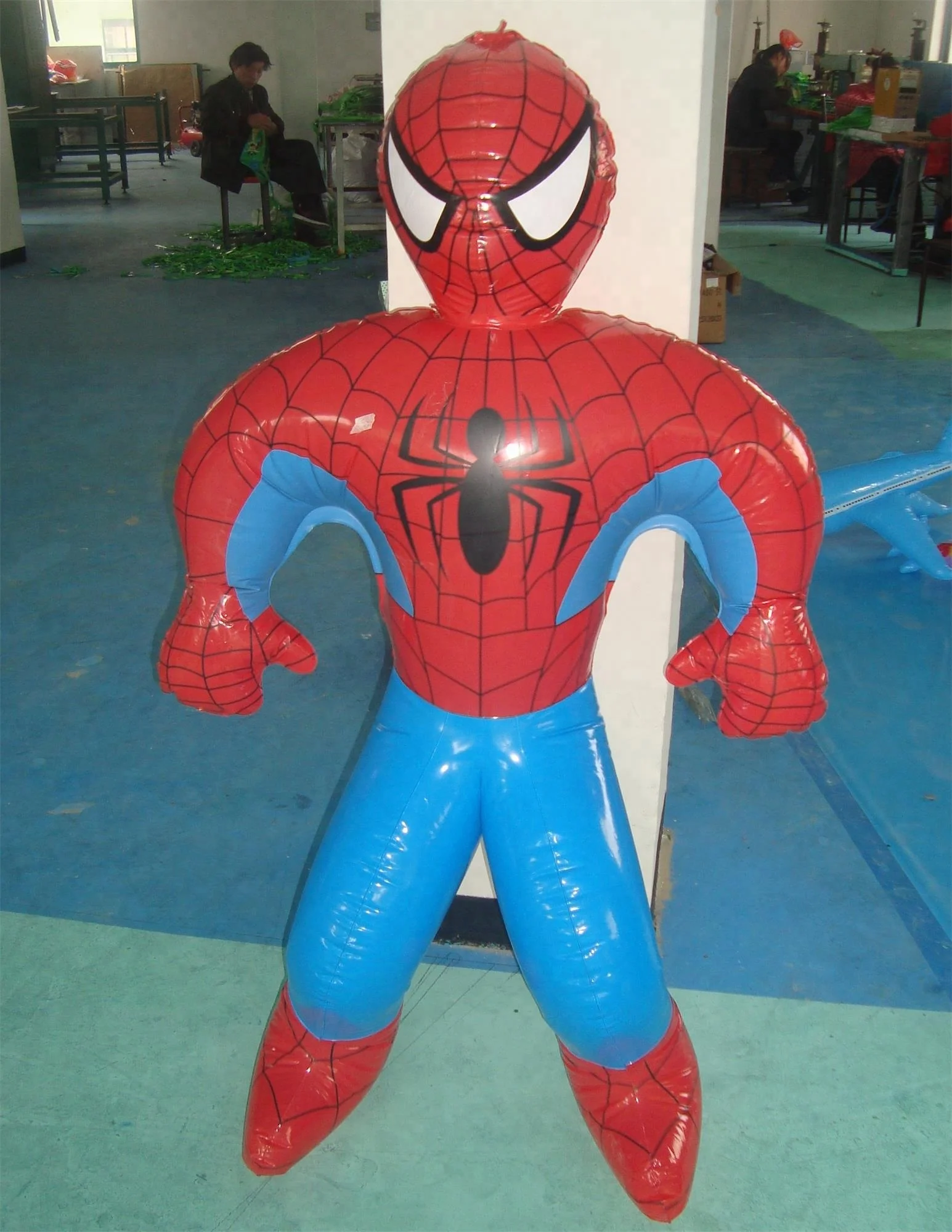 
Экологичные пластиковые игрушки из ПВХ для детей, надувной человек-паук с красными губами 