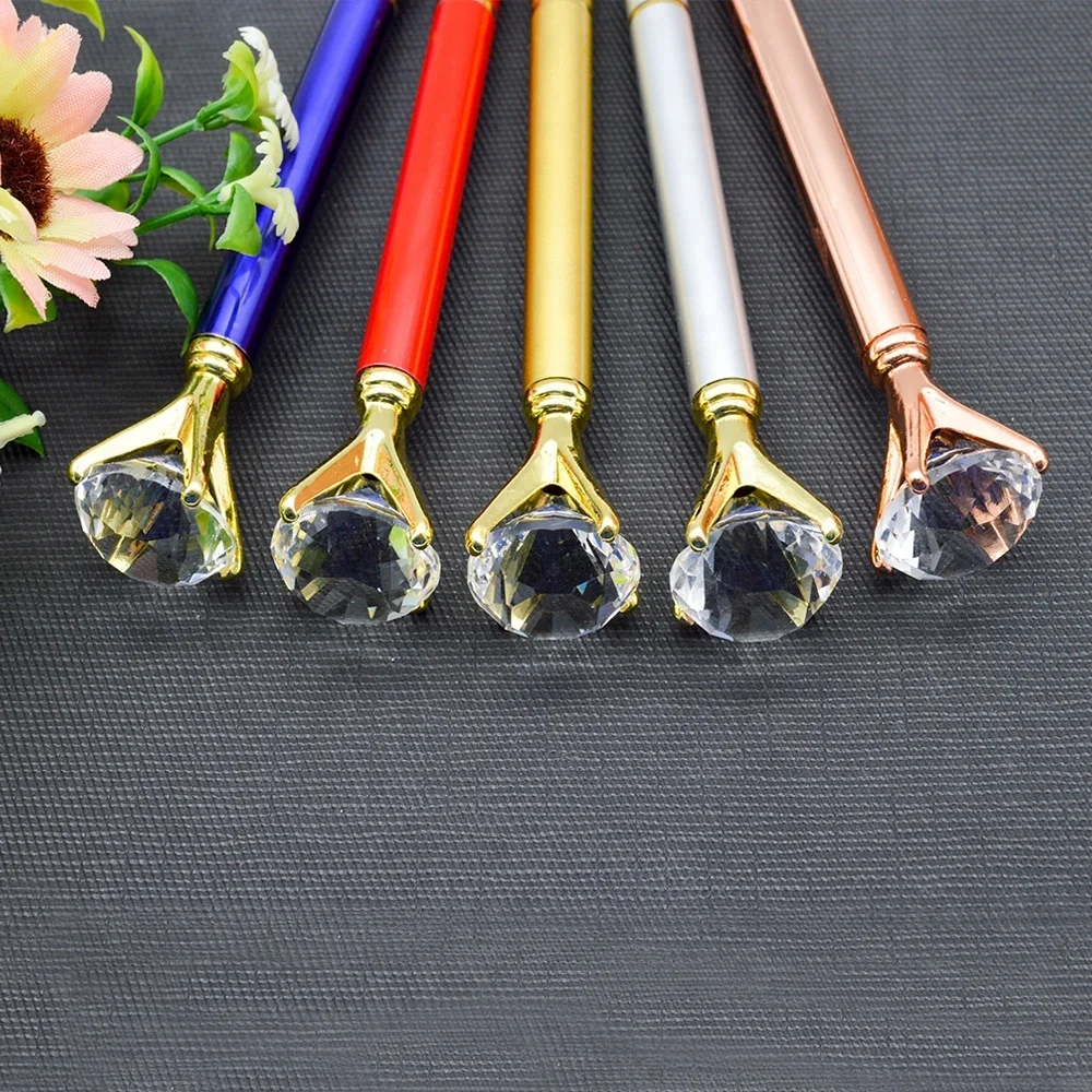 
 Элегантная тонкая металлическая шариковая ручка с жемчужным и хромированным покрытием и большим алмазным кристаллом сверху  