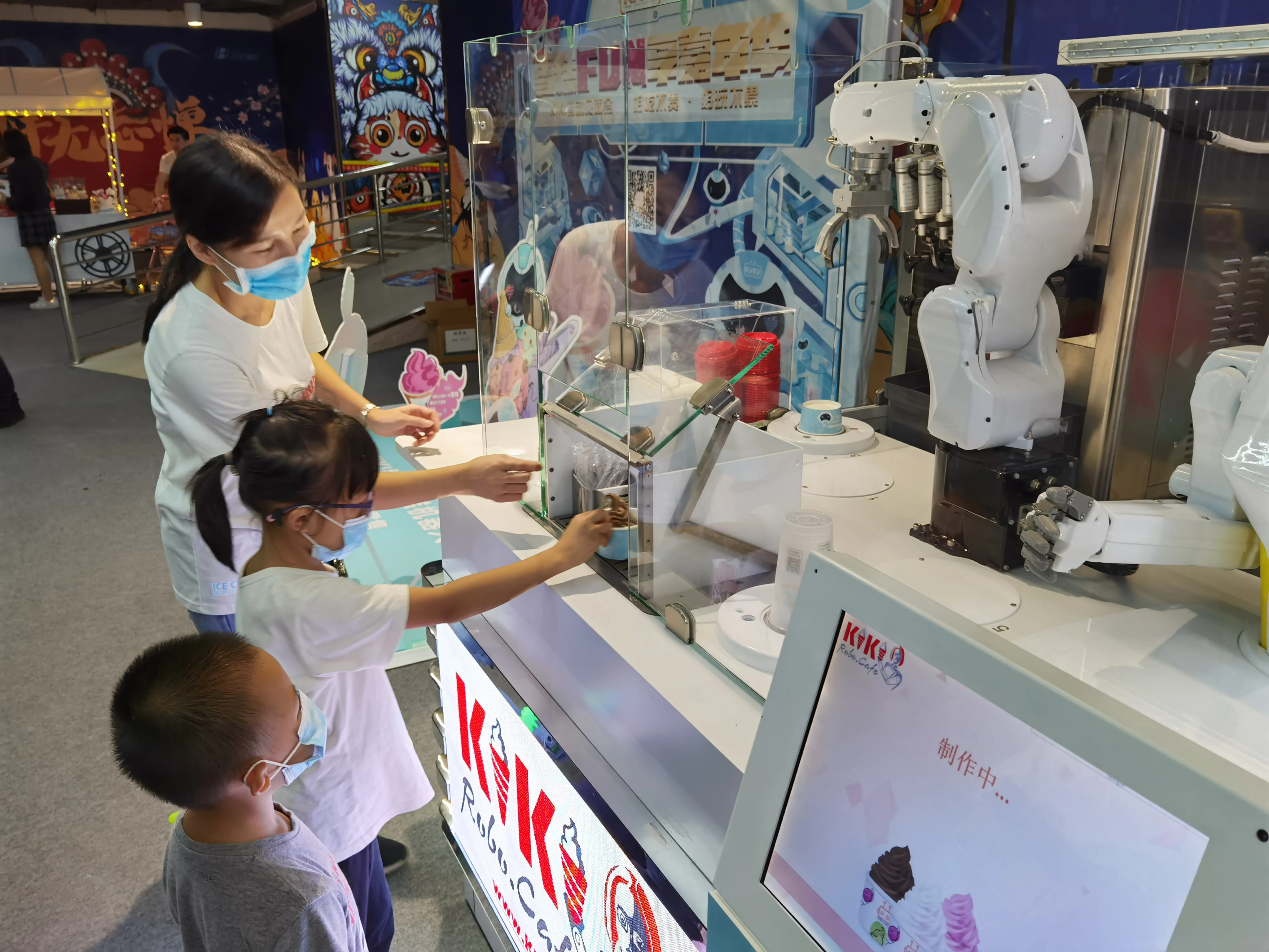 
 Автоматический торговый автомат LEDbow AI для мороженого и напитков с Роботизированной рукой  