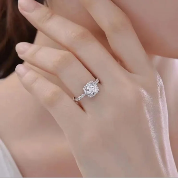 
 Новое роскошное кольцо со сверкающими бриллиантами для подарка девушке на День святого Валентина  