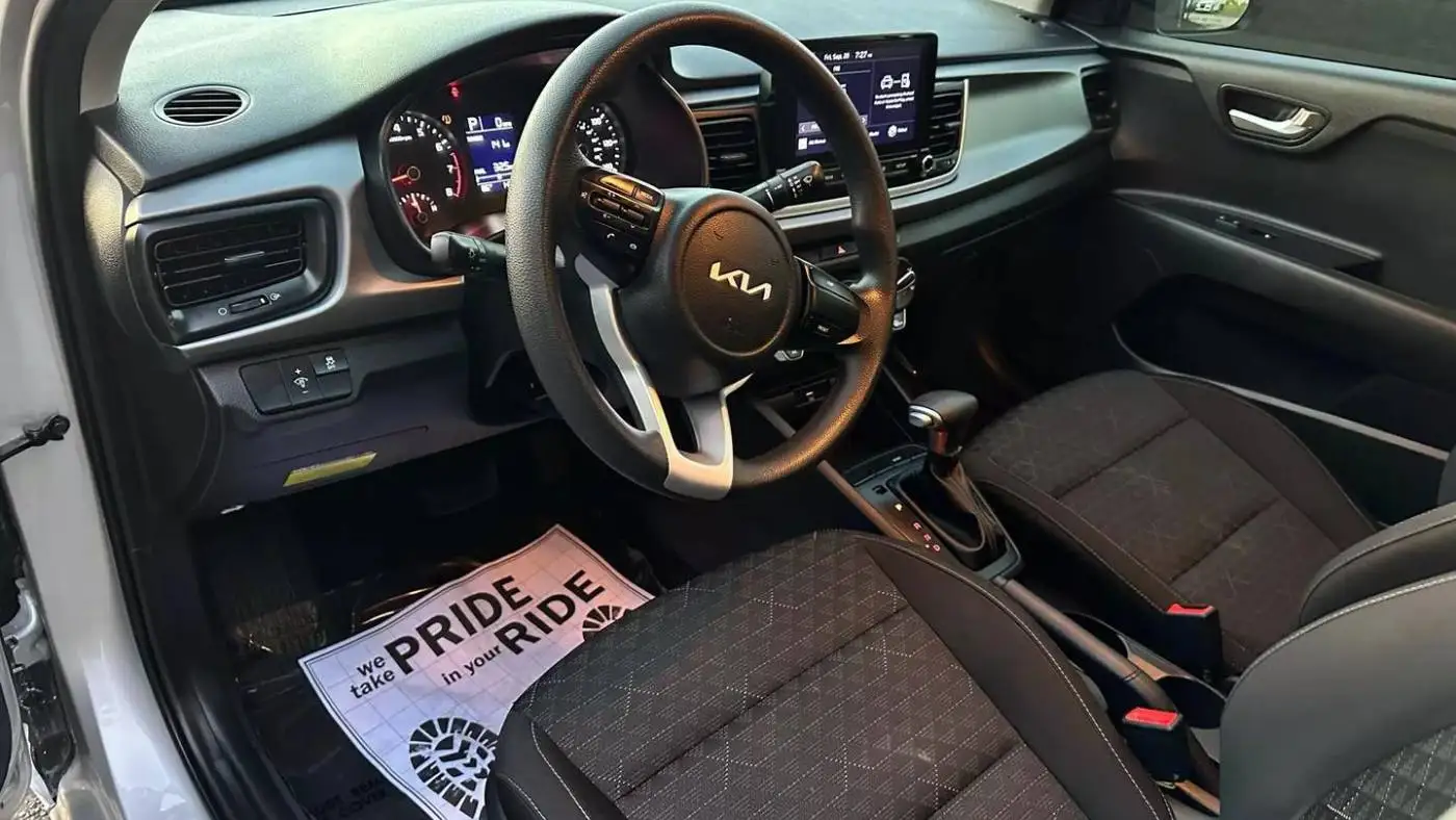 Аккуратно использованный 2022 Kia Rio LX седан IVT