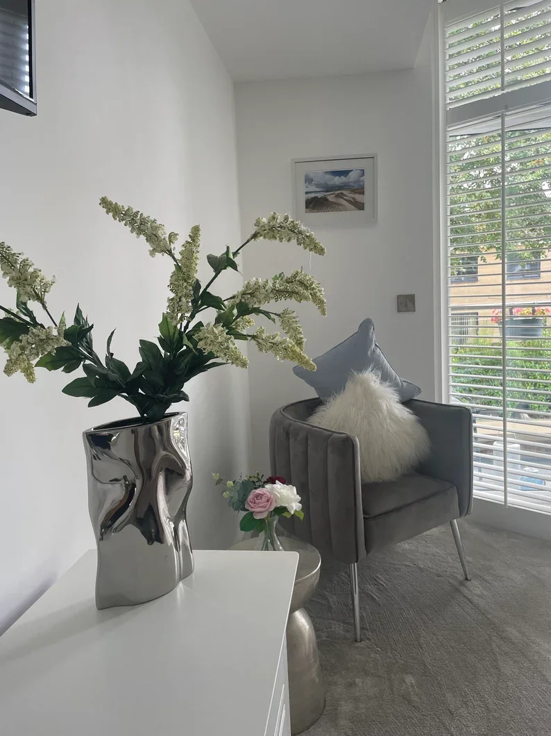 Premium Quality Modern Chrome Mirrored Vase Silver Ceramic Flower Vase for Bedroom Decoration Available for Sale