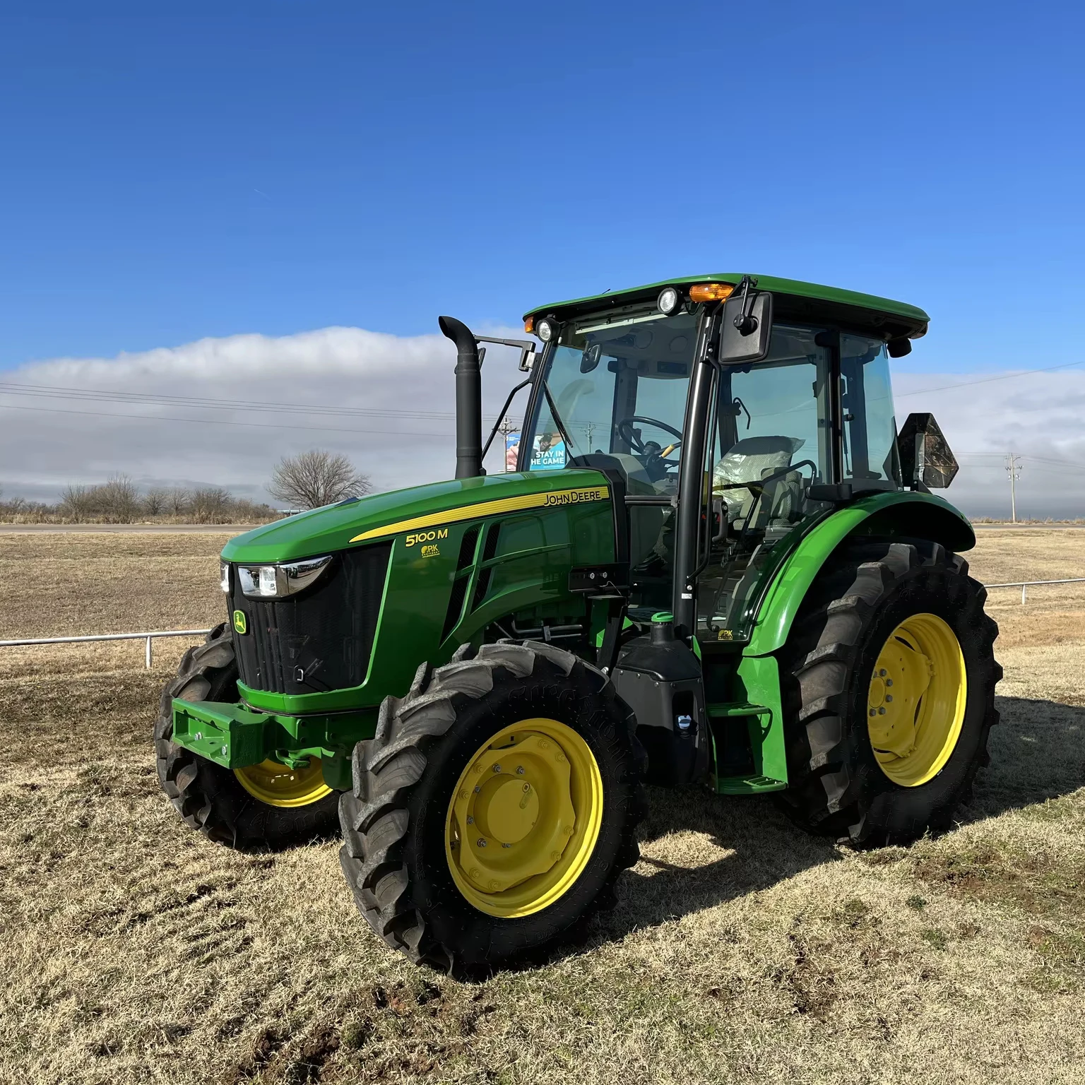 Johnn Deere 5100 м сельскохозяйственный трактор с фронтальным погрузчиком 543R 4x4 хорошо используется и в наличии теперь Оригинальное сельскохозяйственное оборудование