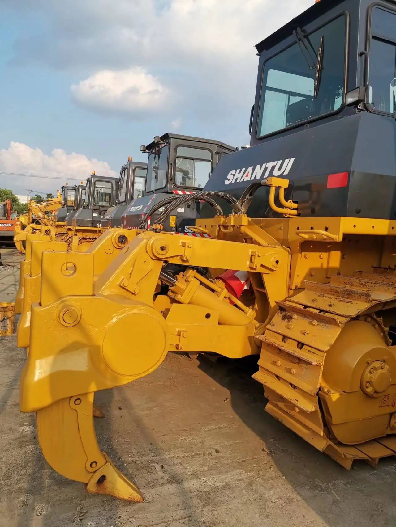 Used bulldozer Shantui SD22 standard dozer machine high performance multi-functional track-type tractor for kinds of earthwork