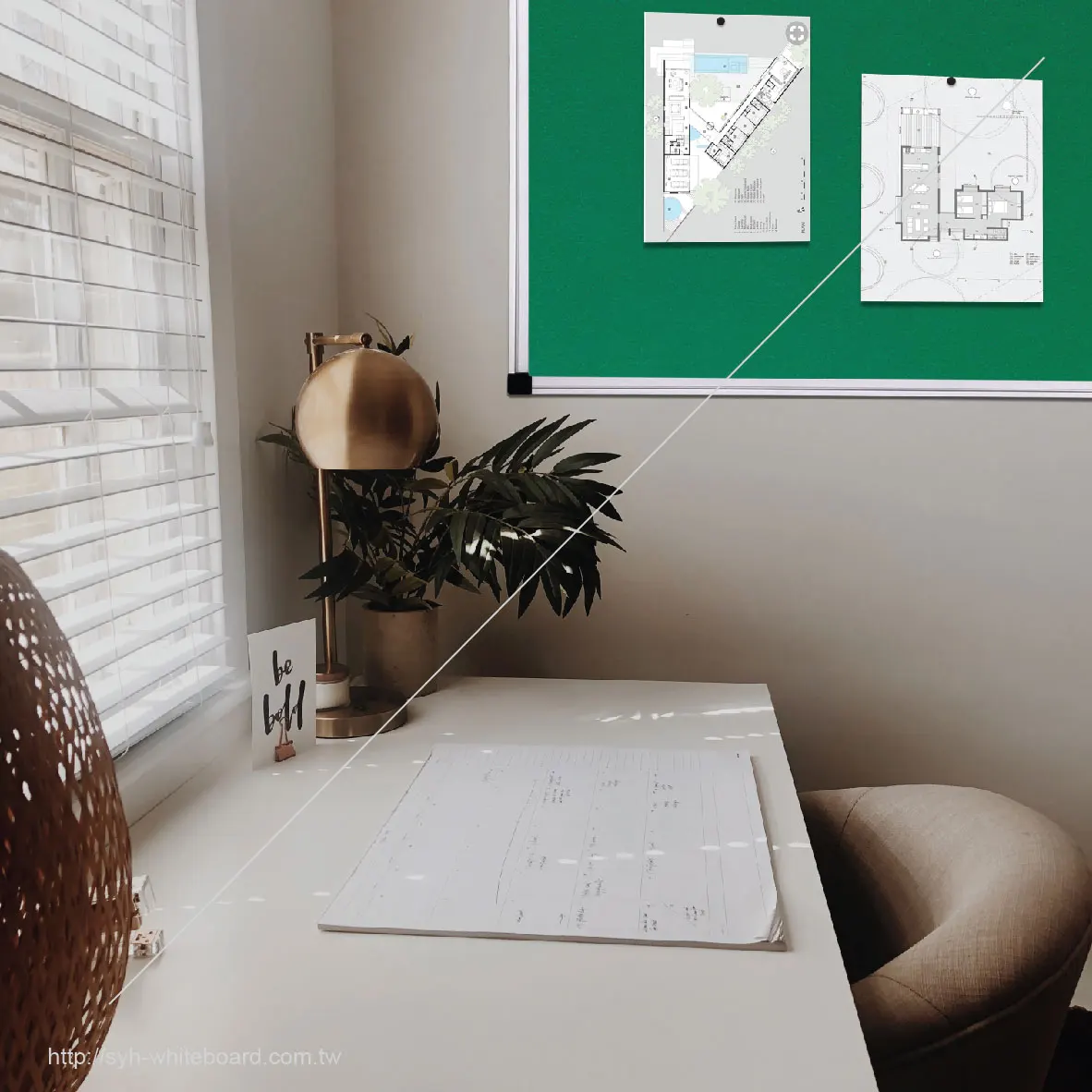 Доска для объявлений из зеленой бархатной ткани