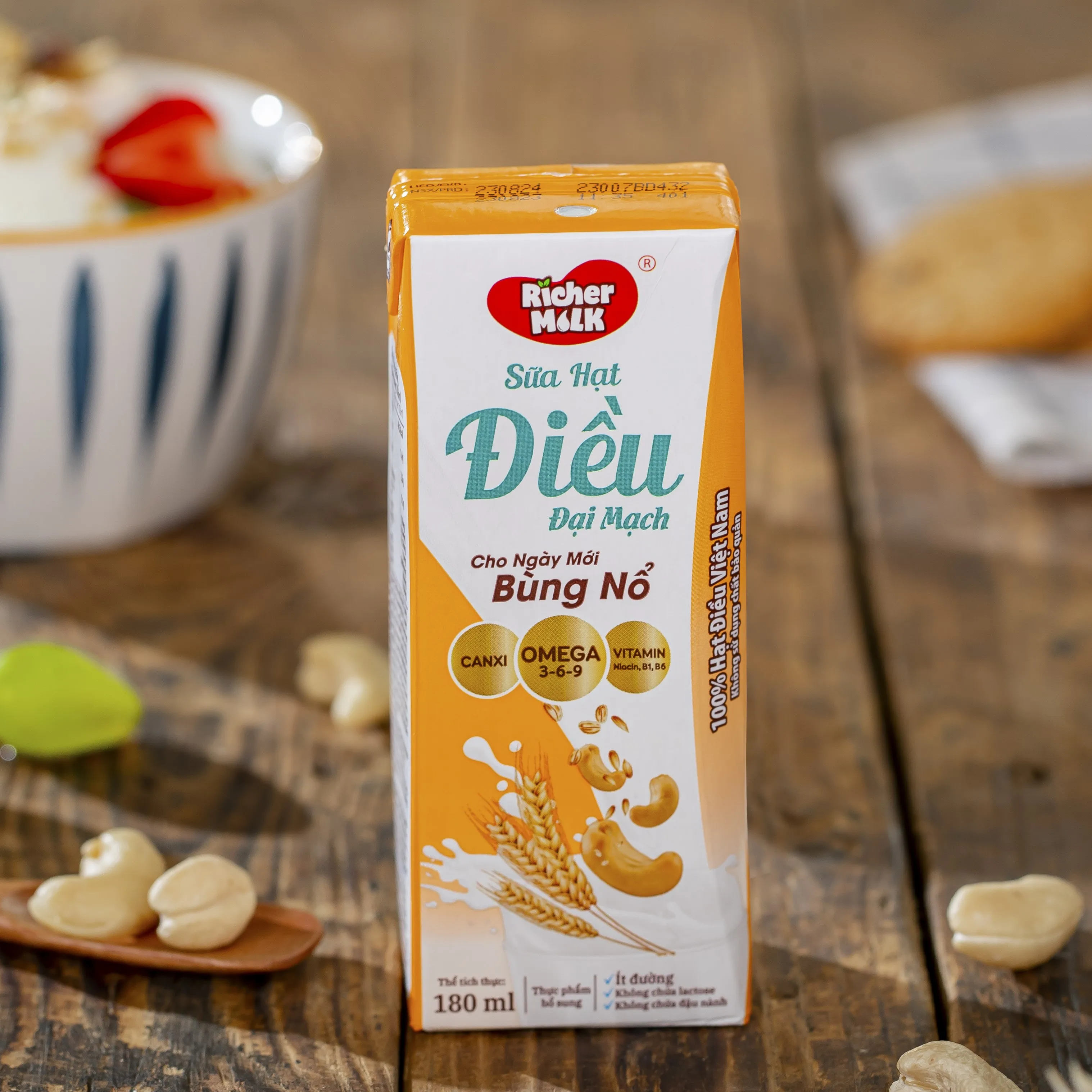 Стерилизованное ореховое молоко в бутылках 180 мл с кешью и солодом, соевые бобы от более богатого молока