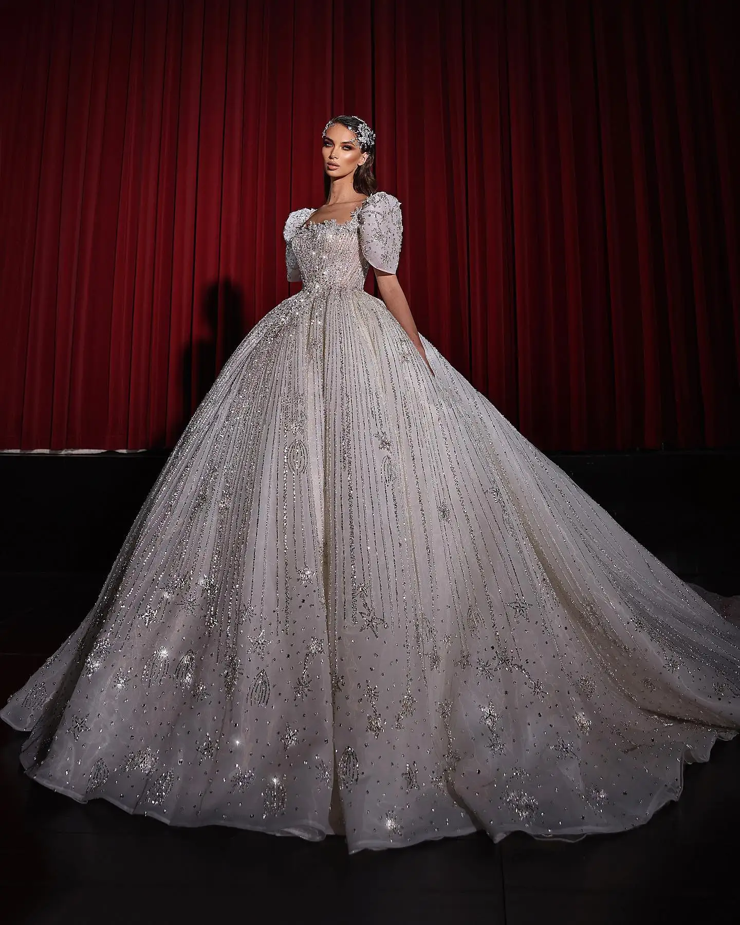 2024 Dubai luxury ball gown bridal gowns puffy short sleeves square neckline sparkle silver lace long train wedding dresses