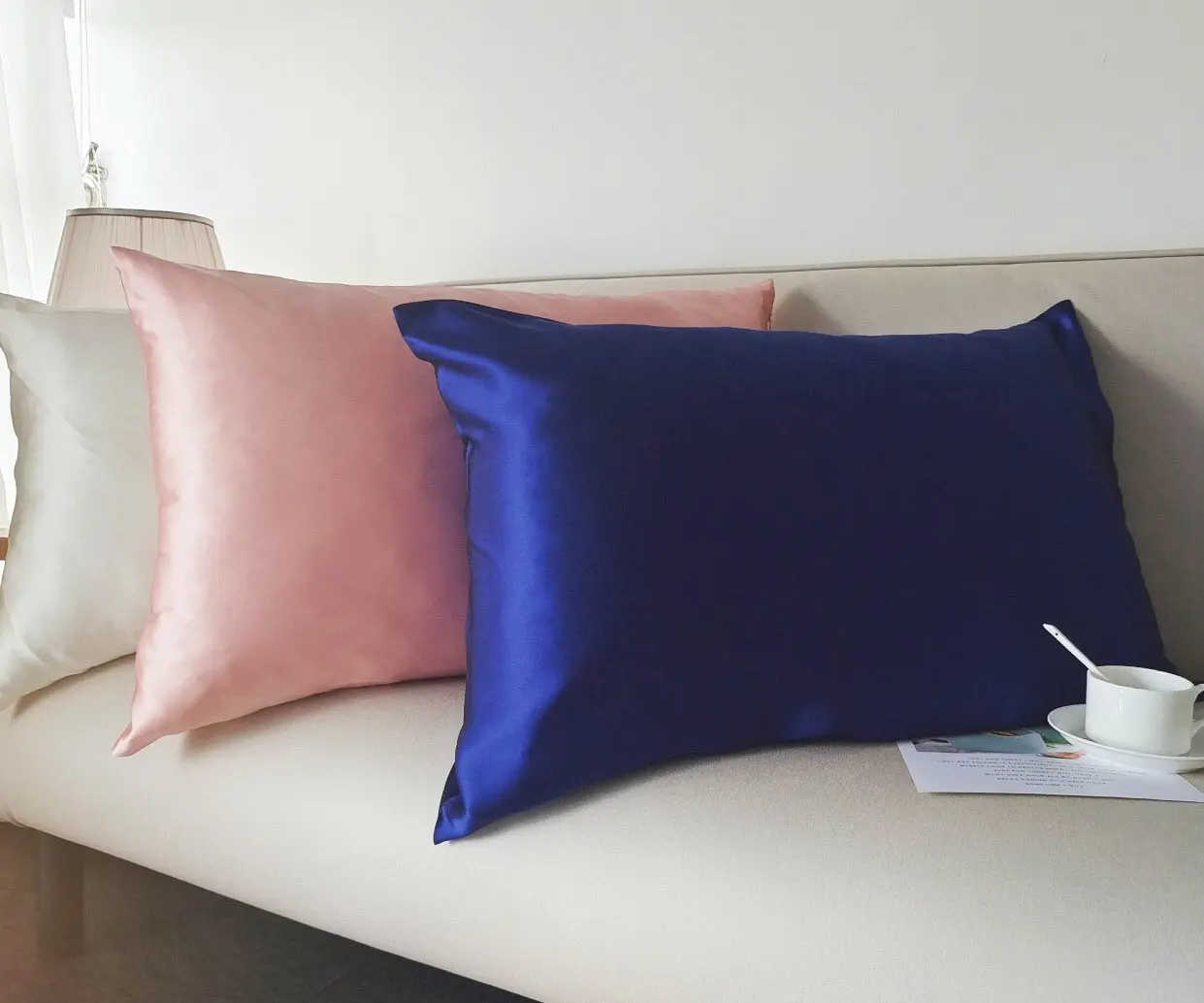 Luxury 100% mulberry silk 22 momme pillowcase, eye mask and scrunchy gift set. Gifts she will love. Skin friendly. Blue