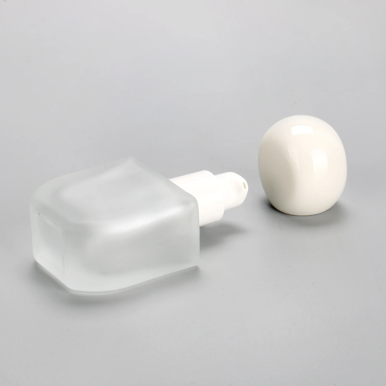Press Spray Essential Oil Foundation Cosmetics Packaging Thick Bottom Frosted Glass Lotion Pump Bottle With Ball Cap