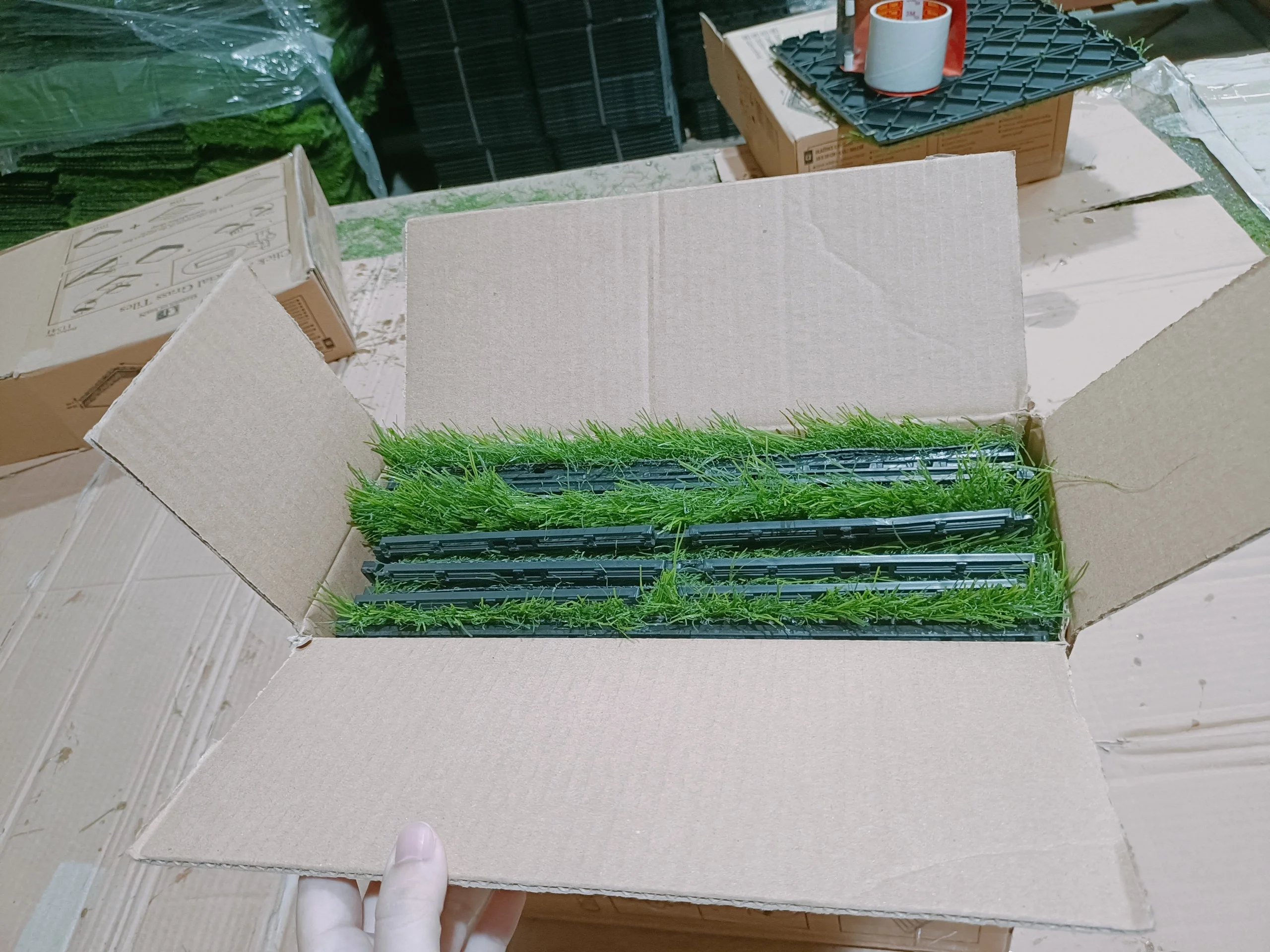 ARTIFICIAL GRASS TILE FOR GARDENING/BALCONY WITH CHEAP PRICE