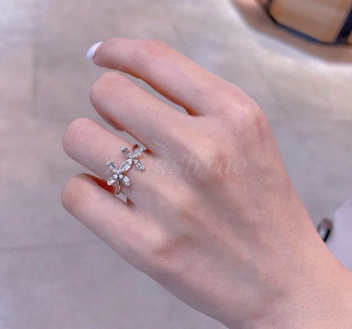 Flower Shape Genteel Women White Color 18K Gold Diamond Ring Luxury Design Ring