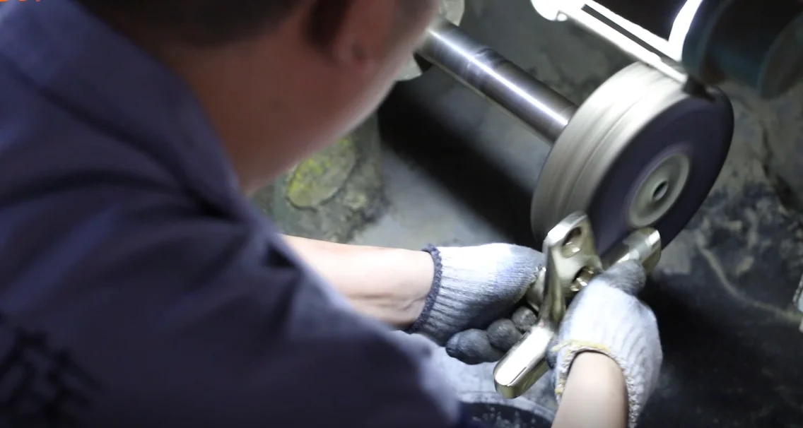 Золотистый смеситель для раковины матовый черный «Водопад» ванной комнаты с одной ручкой