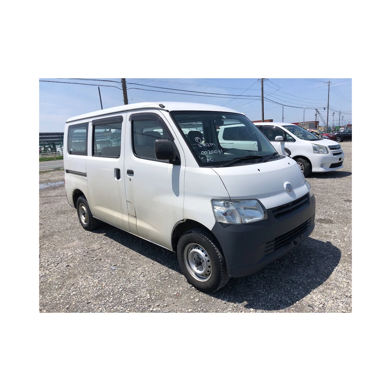 Универсальный Toyota LiteAce предназначен для коммерческого использования с просторным интерьером и грузоподъемностью