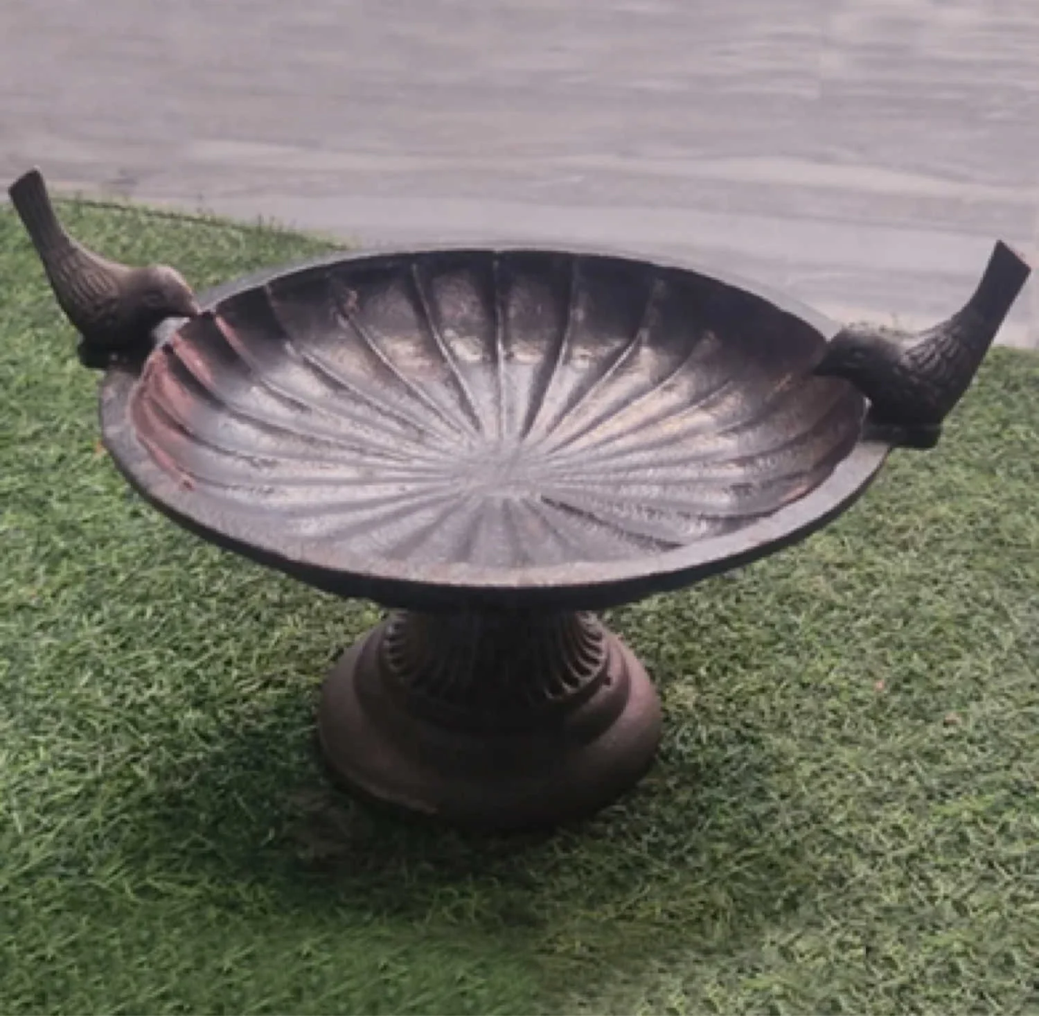 Exclusive Quality Round Shape Wall Mounted Solid Iron Bird Bath with heart shape rod hanger for Home and Garden Decoration