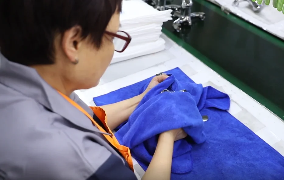 Золотистый смеситель для раковины матовый черный «Водопад» ванной комнаты с одной ручкой