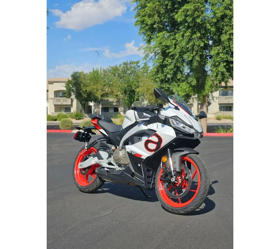 Высокопроизводительный чистый титул 2025 Aprilia RS 457 новый спортивный мотоцикл готов к отправке