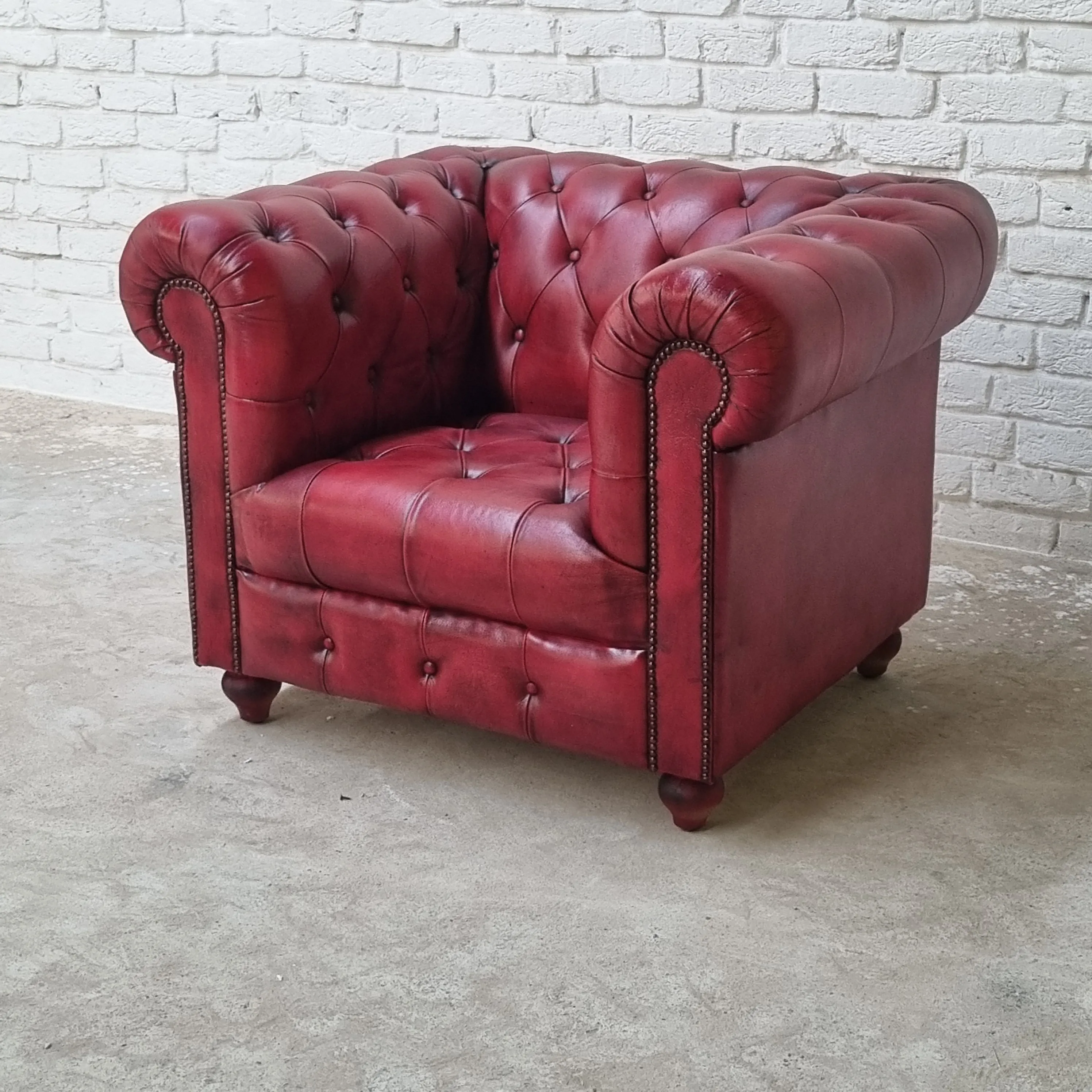 Новейший 2024 красный розовый цвет tifted Chesterfield 1-Местный Кожаный Диван, горячая Распродажа для гостиной для отелей и вилл