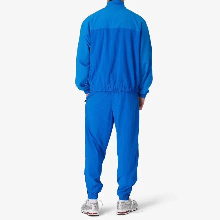 Мужской спортивный костюм