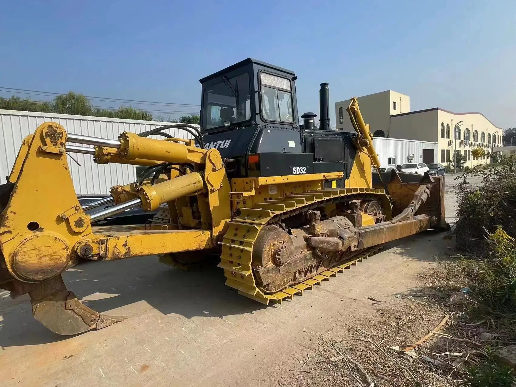 Used track-type tractor SHANTUI SD32 China famous brand Shantui bulldozer with good performance with big dozer blade  capacity