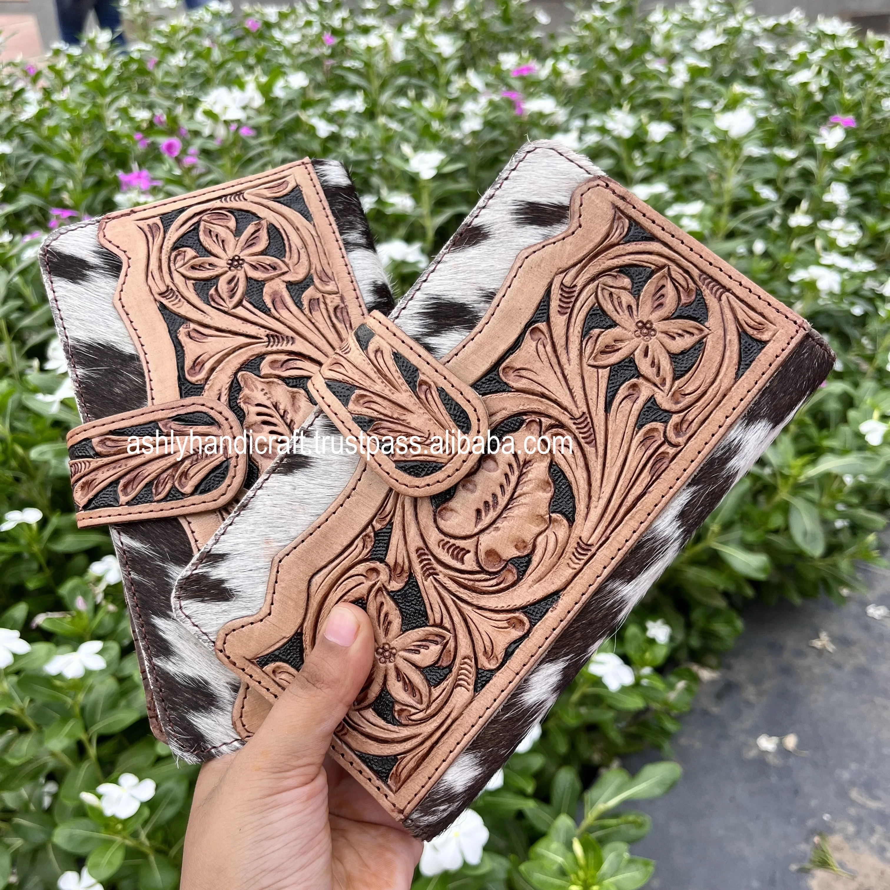 New  Western Stylish Hair On Real Cowhide Tooled  Fur Leather Clutch Designer Purse Hot Selling Tooled Leather  Bi-Fold Wallet