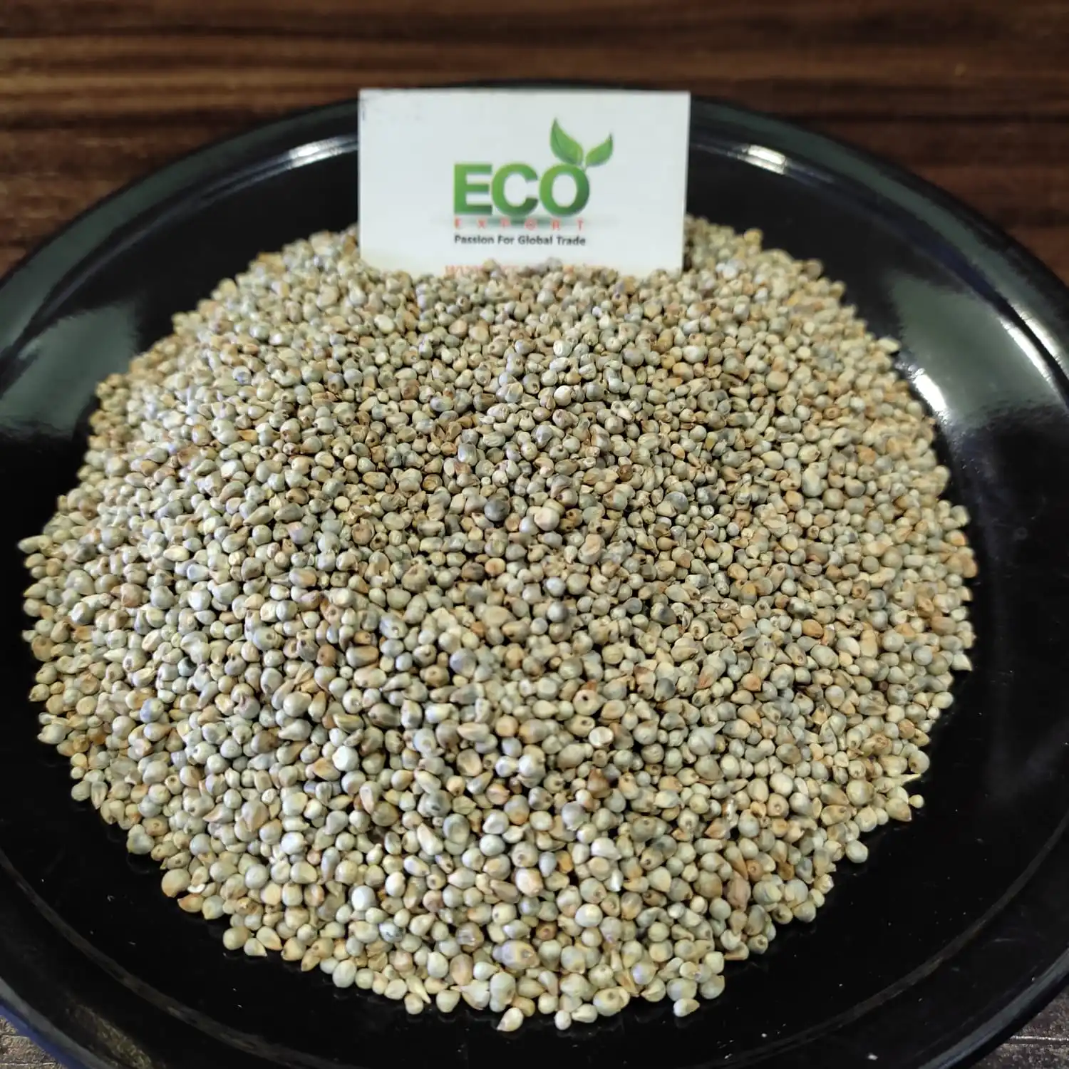 Продавец зерен зеленого проса из Индии