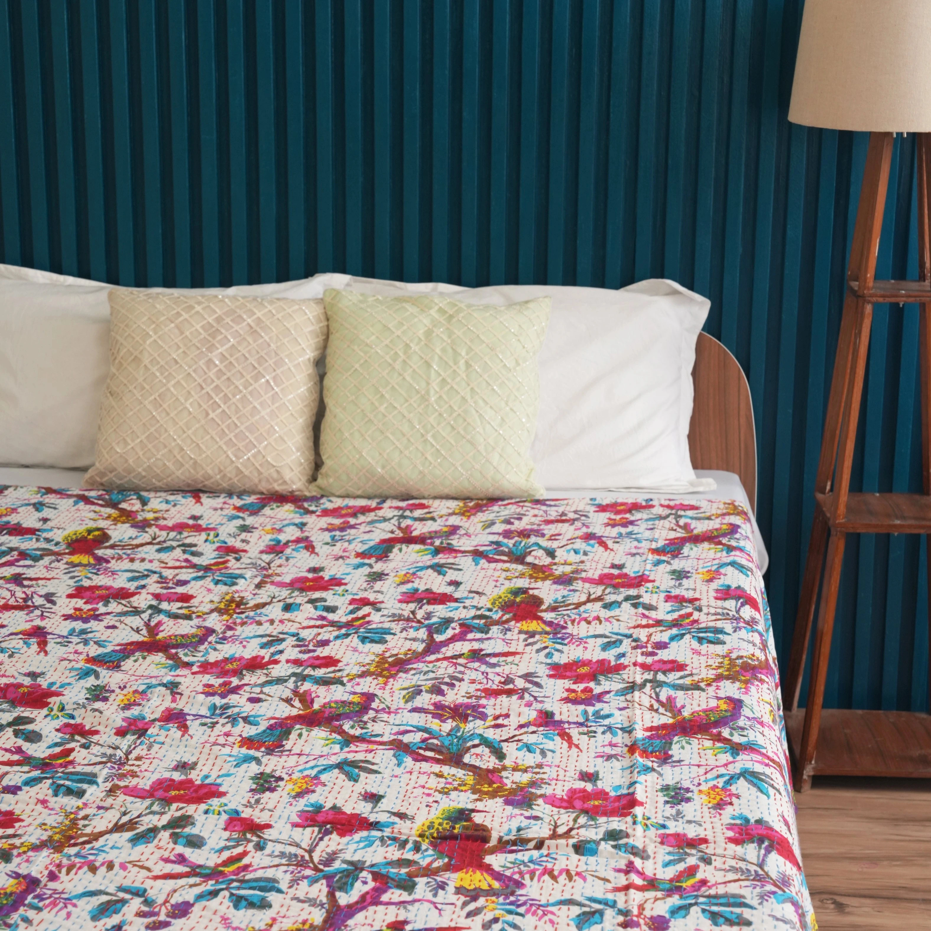 Традиционное индийское стеганое одеяло Kantha из хлопка белое покрывало ручной работы с принтом в виде спарро