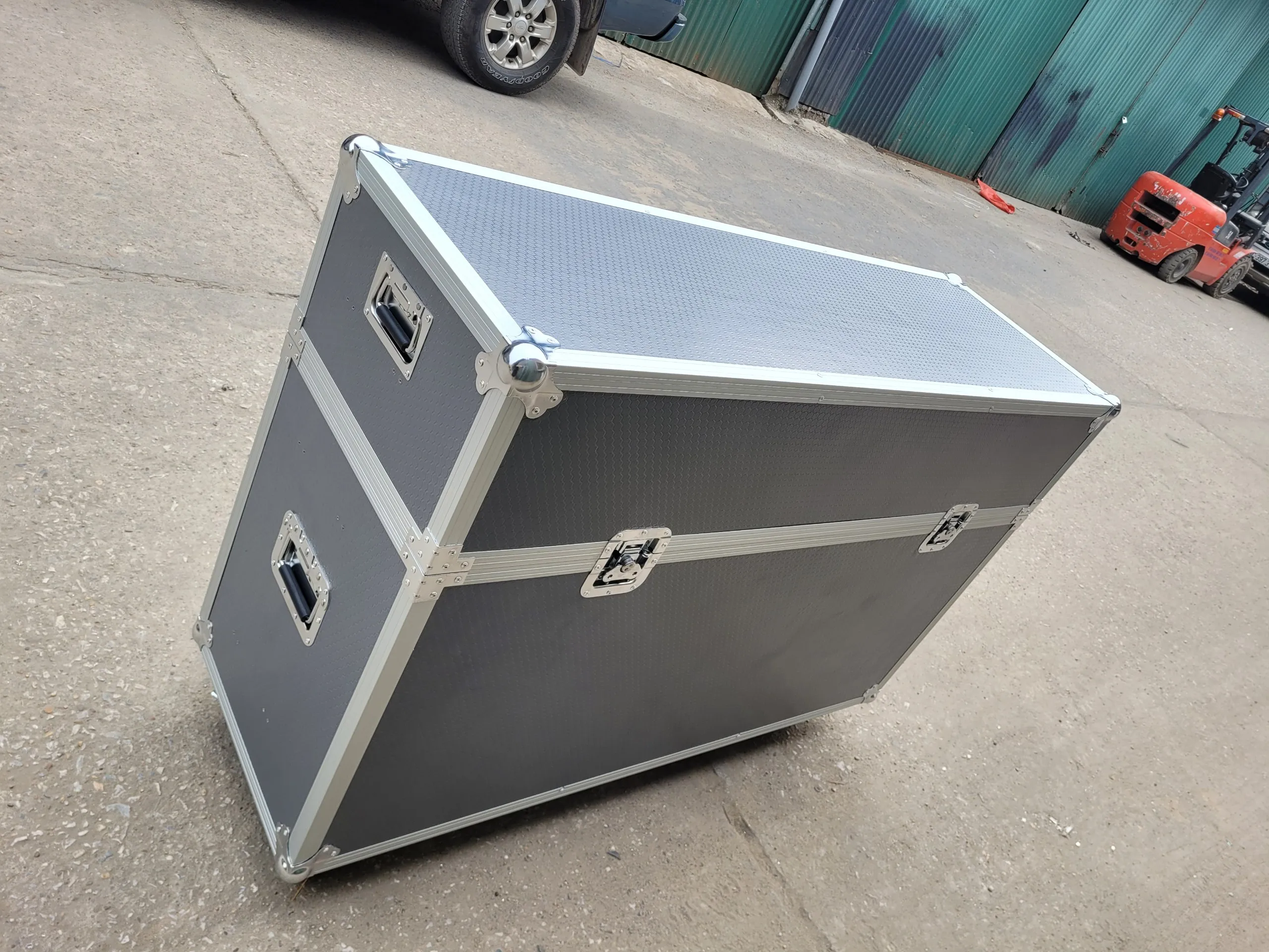 Whole Sale 80' inch Smart TV Display Carry Aluminum Case with Handles Wheels Samsung display Tool Case