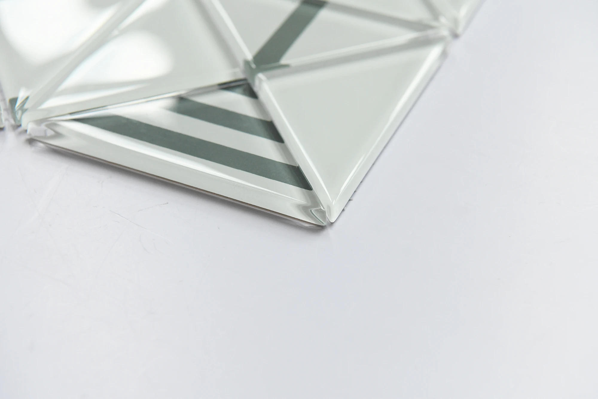 Заводская цена новый дизайн белая смешанная серая цветная стеклянная мозаичная плитка хорошее качество блестящая