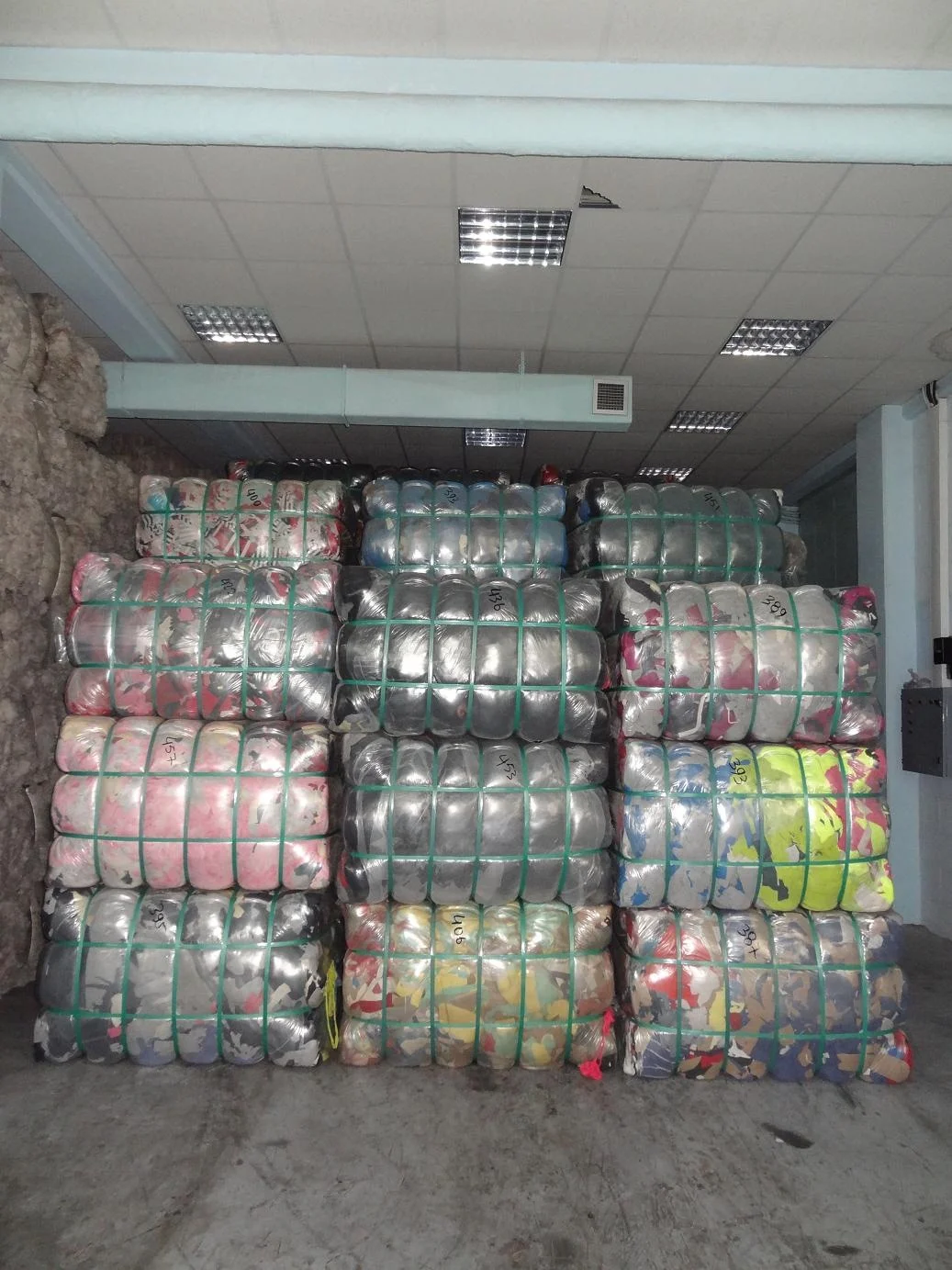 NEW FABRIC CUTTINGS MIX COLORS AND MIX QUALITY (COTTON - LYCRA, COTTON etc.) BALES (TEXTILE WASTE / SCRAP)).