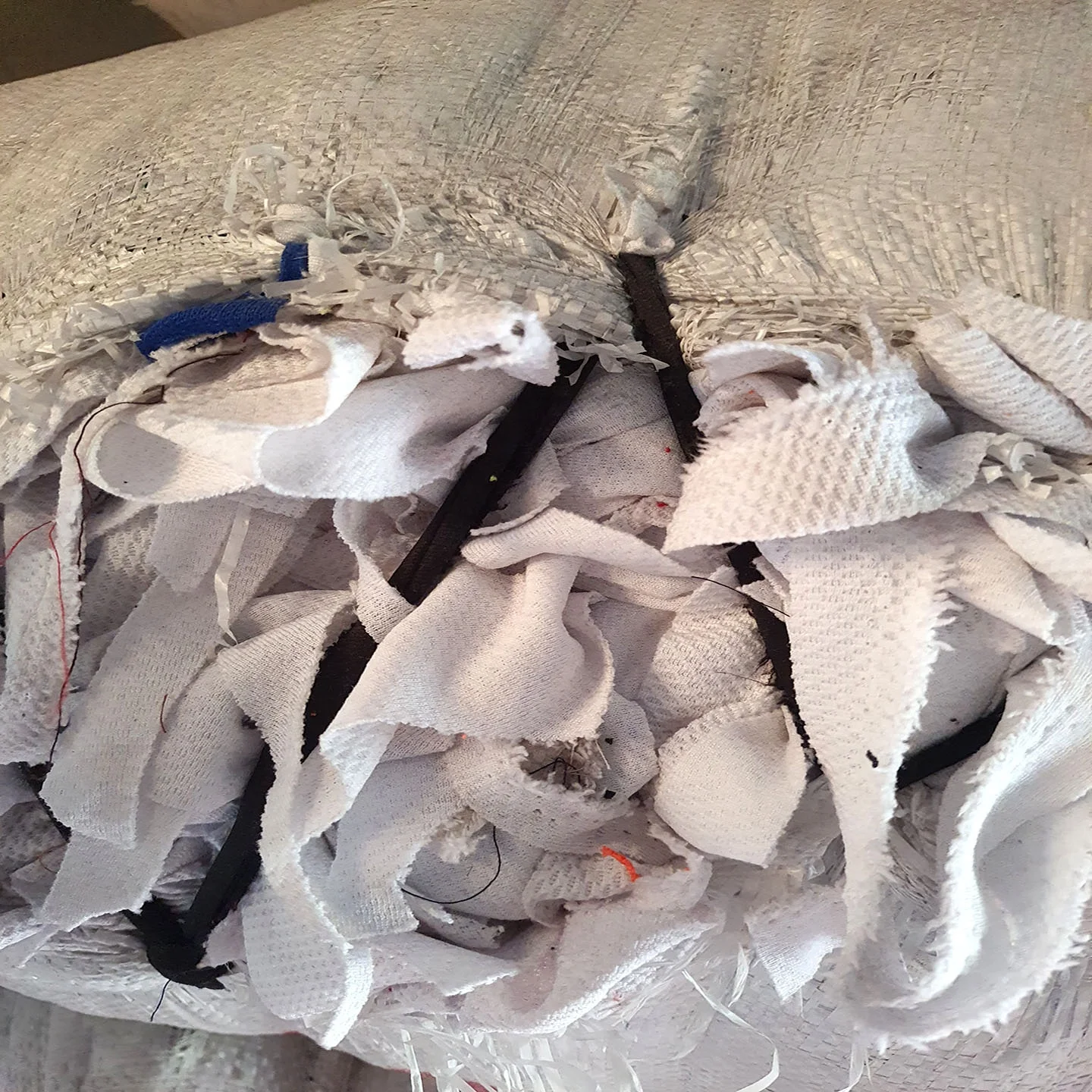 POLYESTER WHITE KNIT FABRICS RAGS CLEAN LINT FREE FABRICS CUTTING WASTE FROM GARMENT FACTORY FROM BANGLADESH