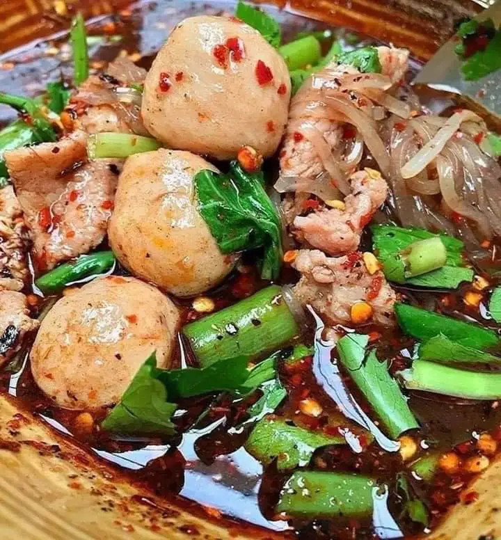 Le Ros Thai Instant Noodle in Blood Soup Halal Noodle No Hassle No MSG No Pork Ingredients