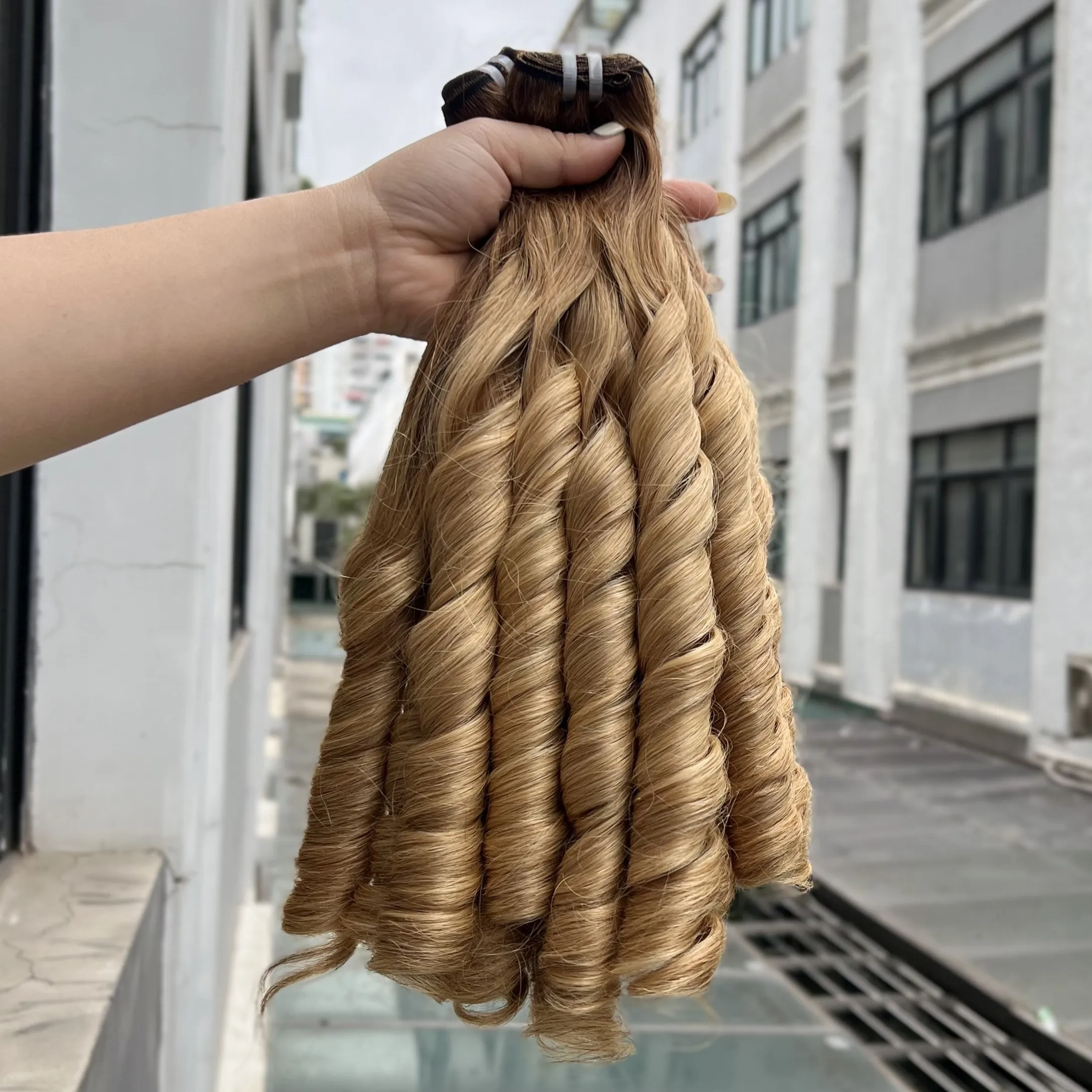 High Quality Blonde Bounce Curly Hair Weave Cuticles Aligned Vietnamese Human Hair Extensions