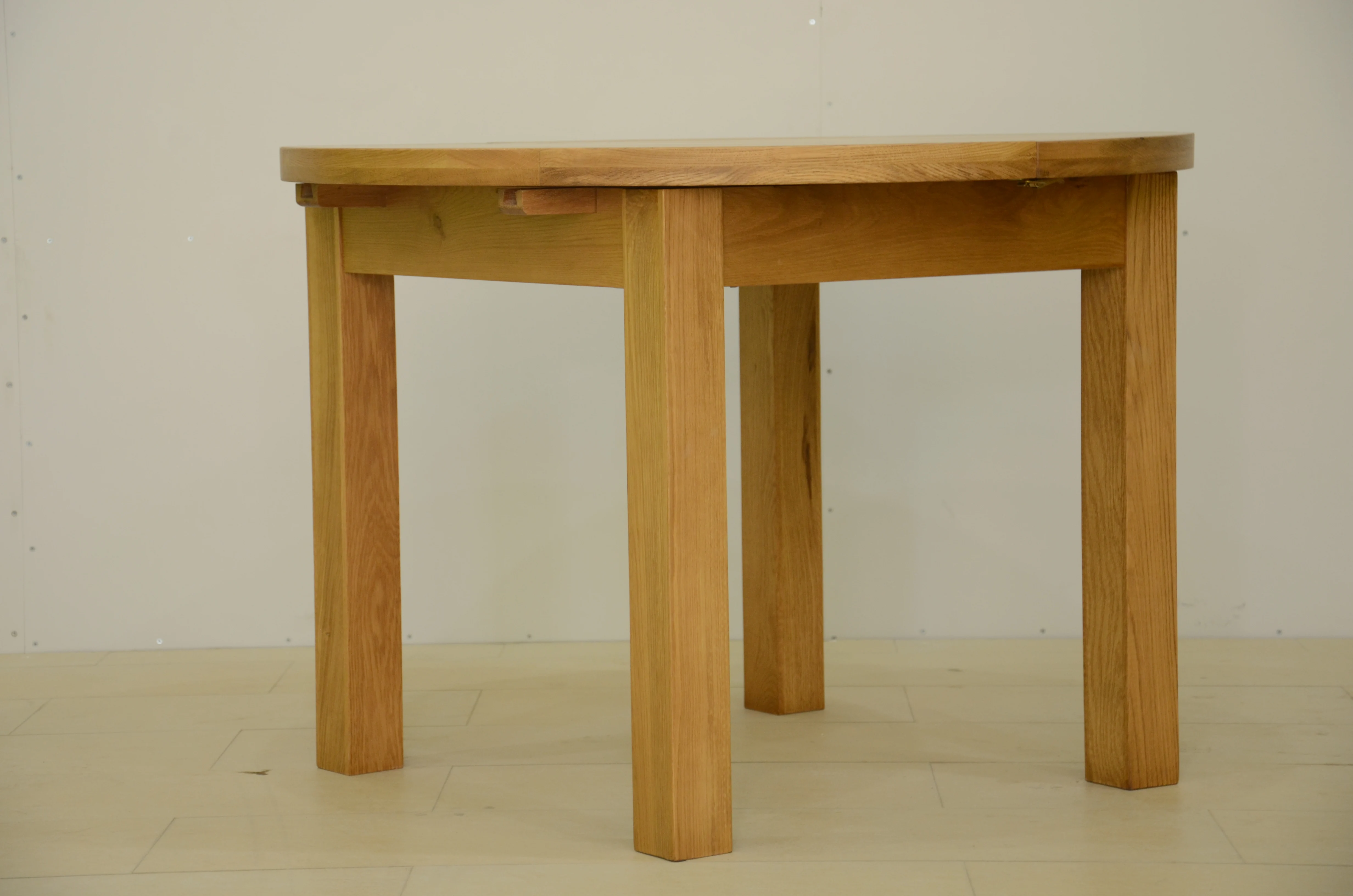 BUTTERFLY EXTENDING ROUND DINING TABLE