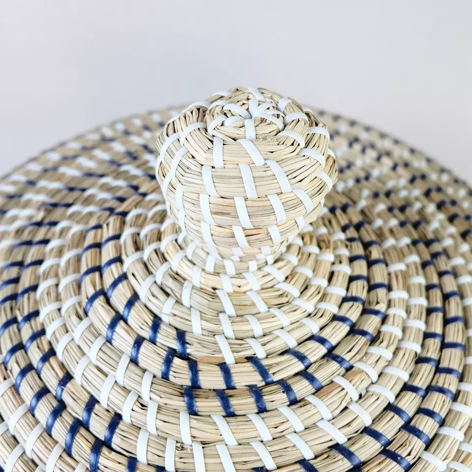 Wholesale Large Seagrass Woven Straw Basket with Lid Eco-Friendly Handmade Natural Rattan Storage Hamper Home Use Made Vietnam