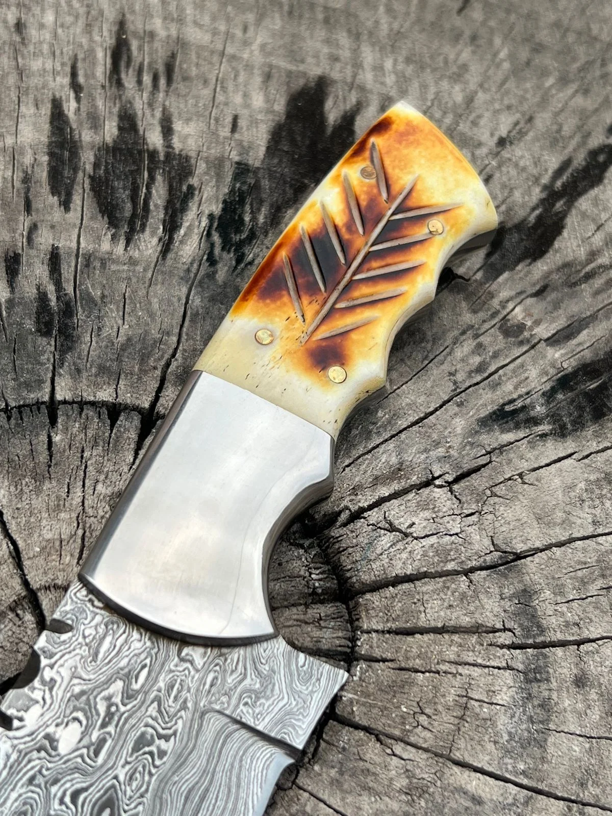 Новый нож ручной работы из дамасской стали с фиксированным лезвием охотничий костной ручкой и кожаным футляром