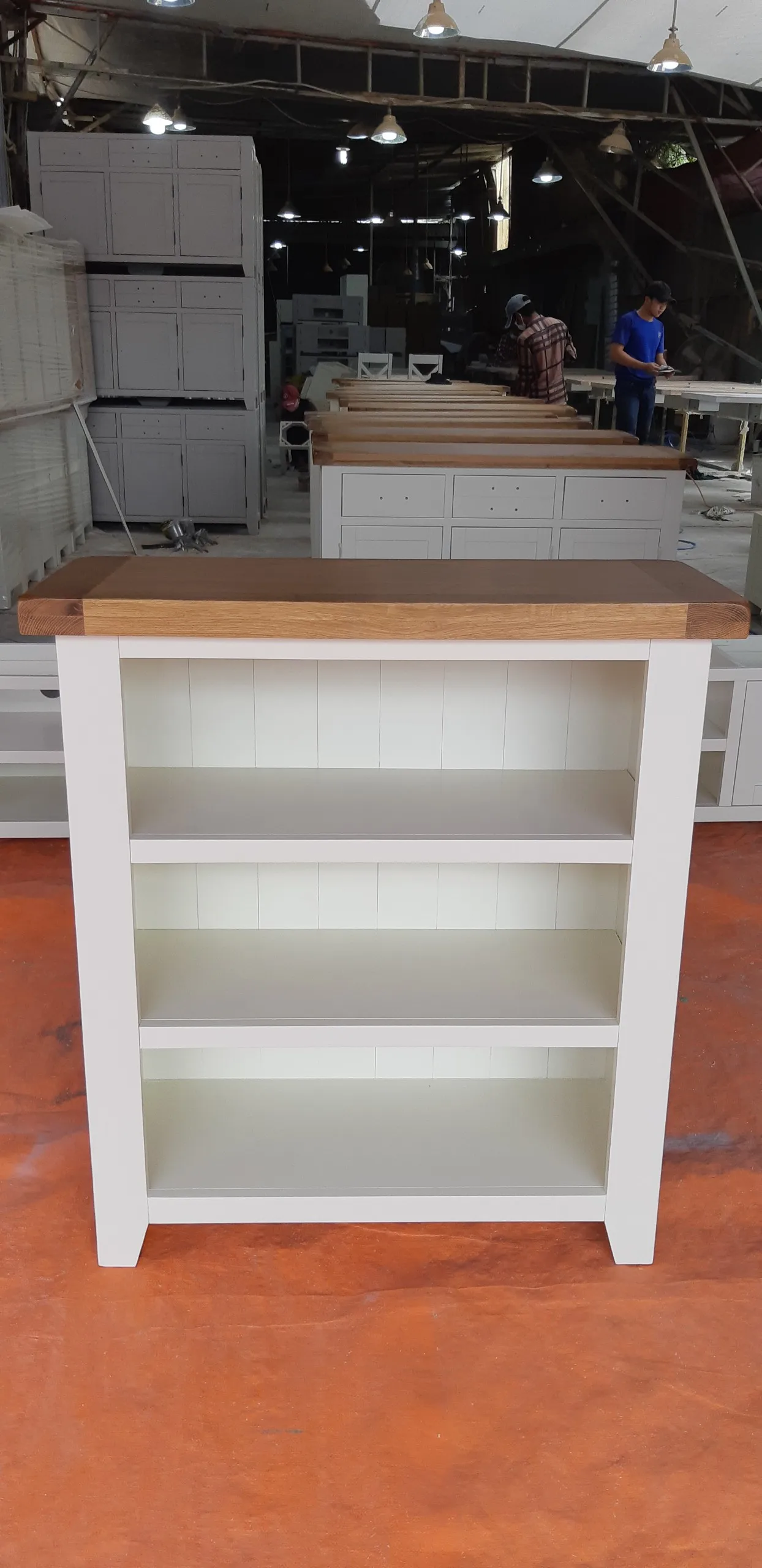 Низкий книжный шкаф