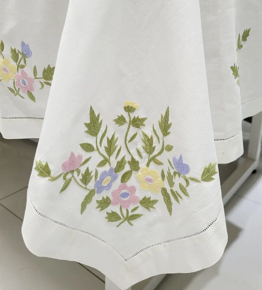 Handmade Embroidered Pretty FlowersTablecloth Cotton Hemstitch Square Tablecloth Washable Home/Hotel/Restaurant Use Wholesale