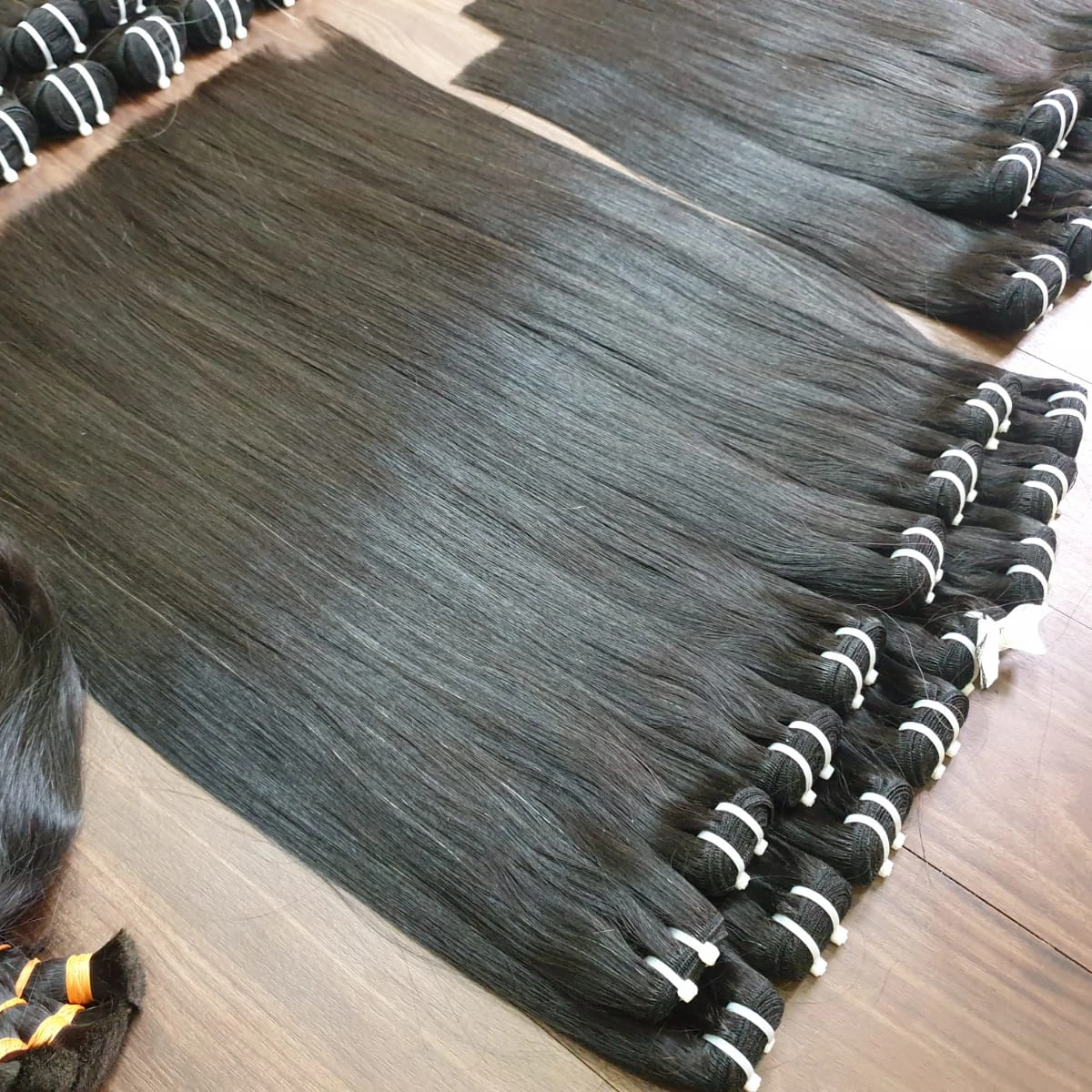 Необработанные необработанные человеческие камбоджийские волосы 100% бесплатный образец и бесплатная доставка для большого заказа с выравненной кутикулой