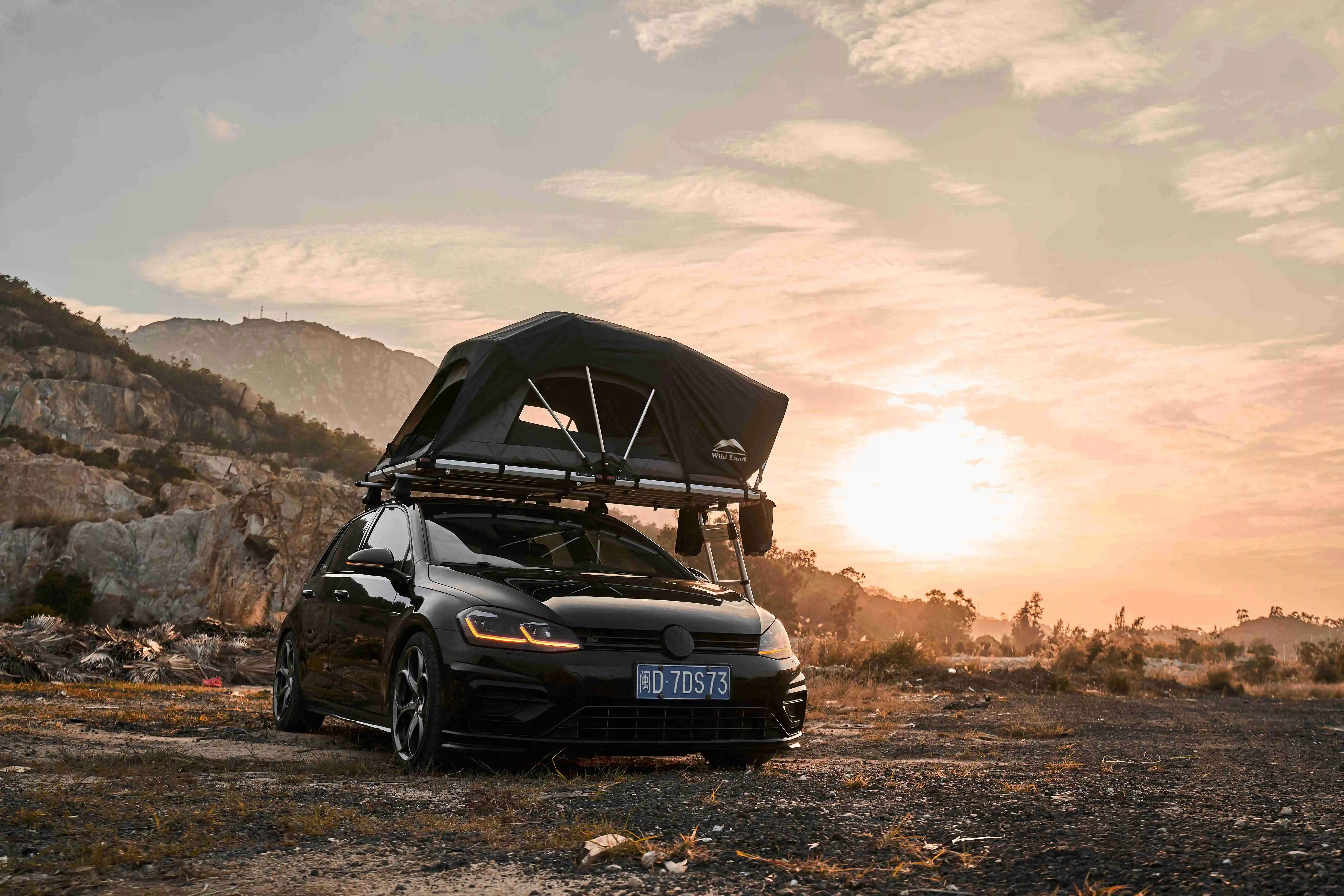 Wild Land Soft Shell Roof Top Tent Lite Cruiser for camping outdoors 4x4 Suv / jeep/ Car