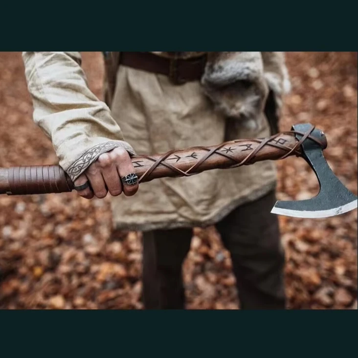 Ручной топор Викинг из углеродистой стали с деревянной ручкой