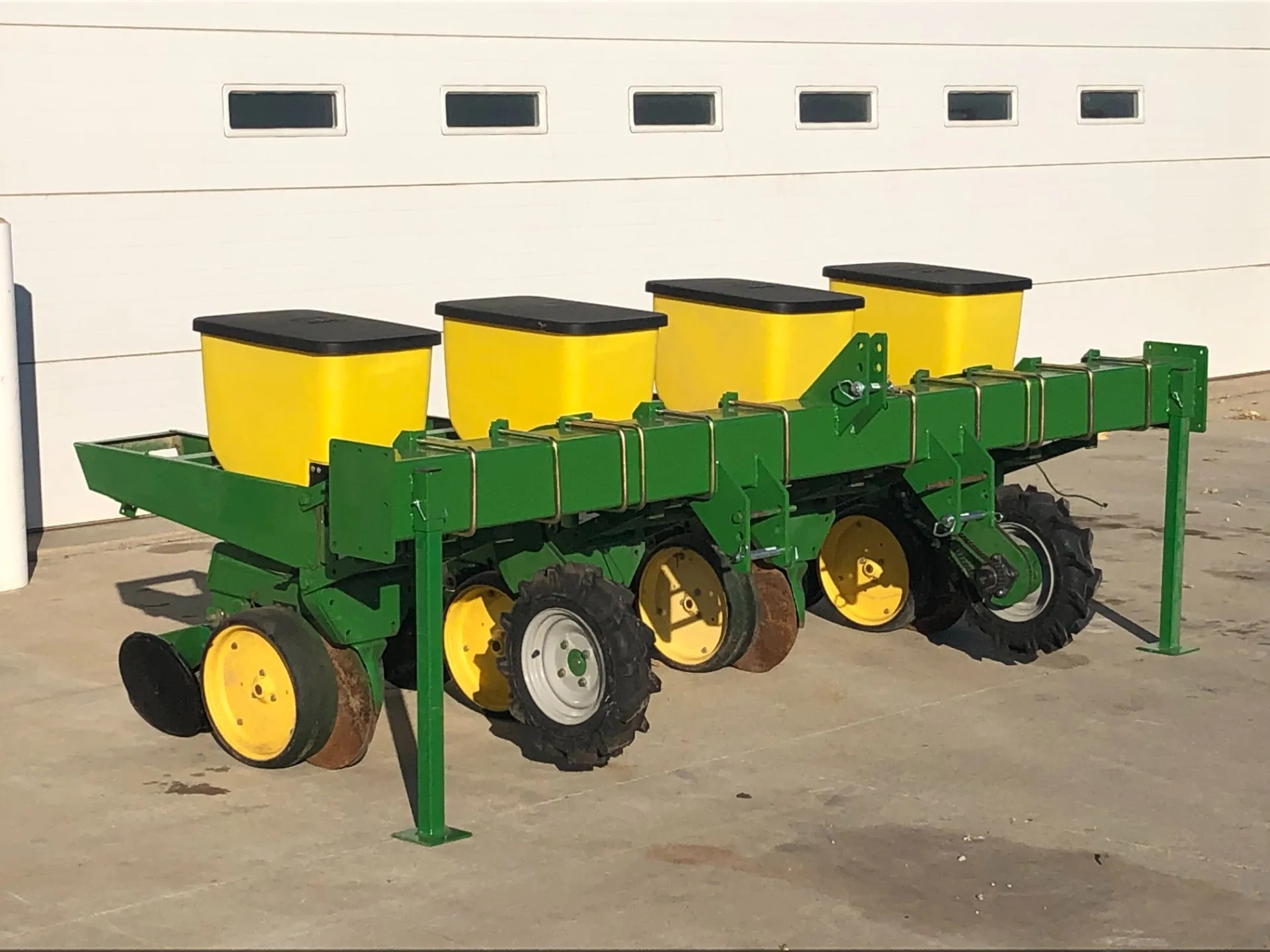 Air-suction vacuum pneumatic corn maize soybean seed planter seeder tractor precision corn planter 4/6 row with fertilizer price